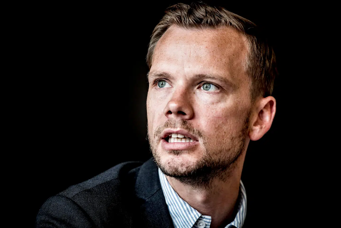 »Den syge kapitalisme« er modig, fordi den tør holde fast i forfatterens hovedbudskab, at alternativet til finansiel grådighed ikke er diffus humanisme. Det er benhård regulering, som man også tidligere i historien har taget fat på vildtvoksende monopoler og gullashbaroner,« skriver Kresten Schultz Jørgensen om Peter Hummelgaards nye debatbog.