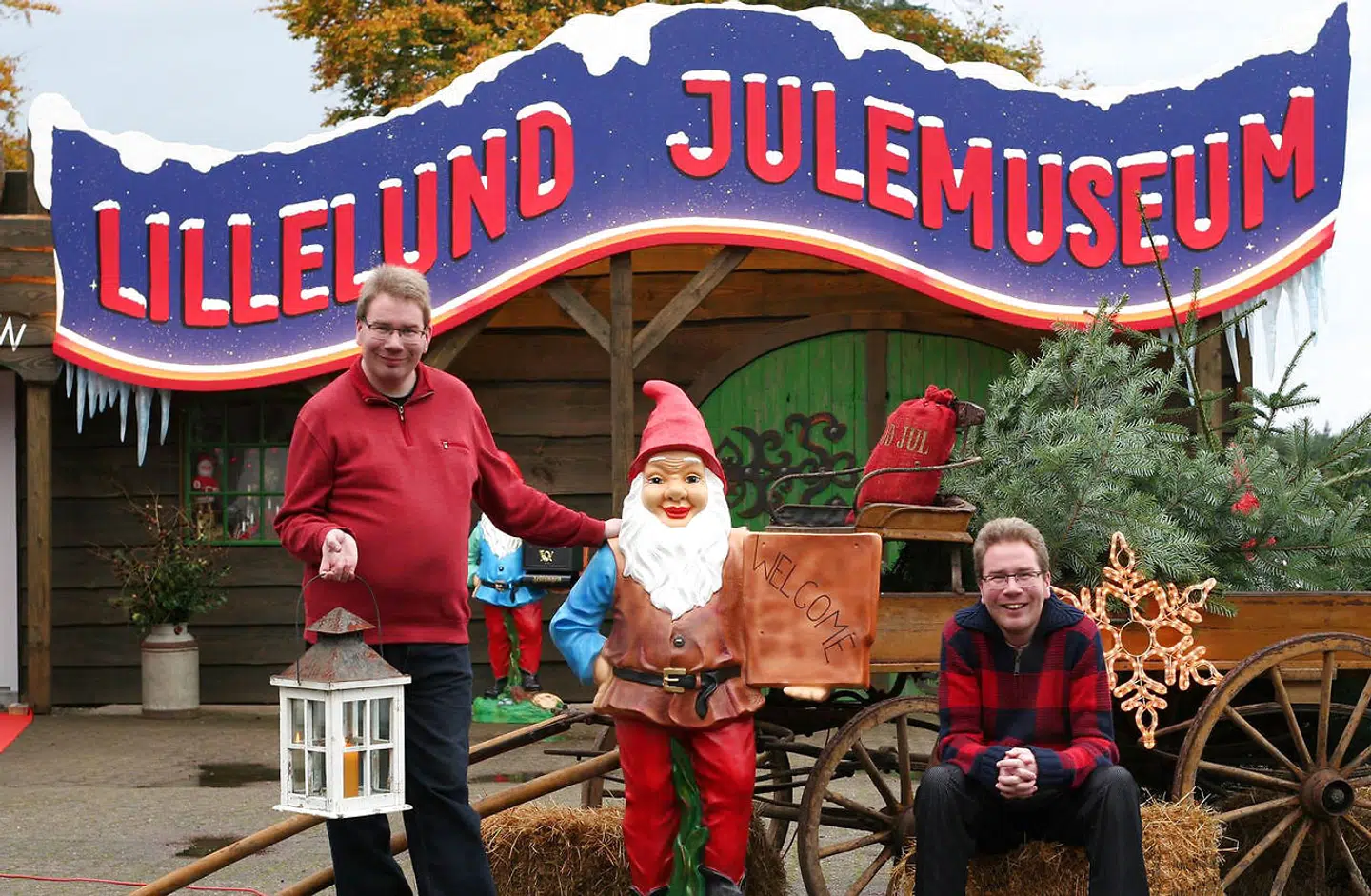 I det sønderjyske Brørup har to brødre skabt et julemuseum i deres hjem. For Brian Lillelund (t.v.) og Benny Lillelund (t.h.) er museet en flugt tilbage til barndommens glæder, hvor de to altid har fundet tryghed i julen. Det er en flugt fra virkeligheden og ind i en eventyrverden, som de to brødre bruger al deres tid på leve sig ind i.