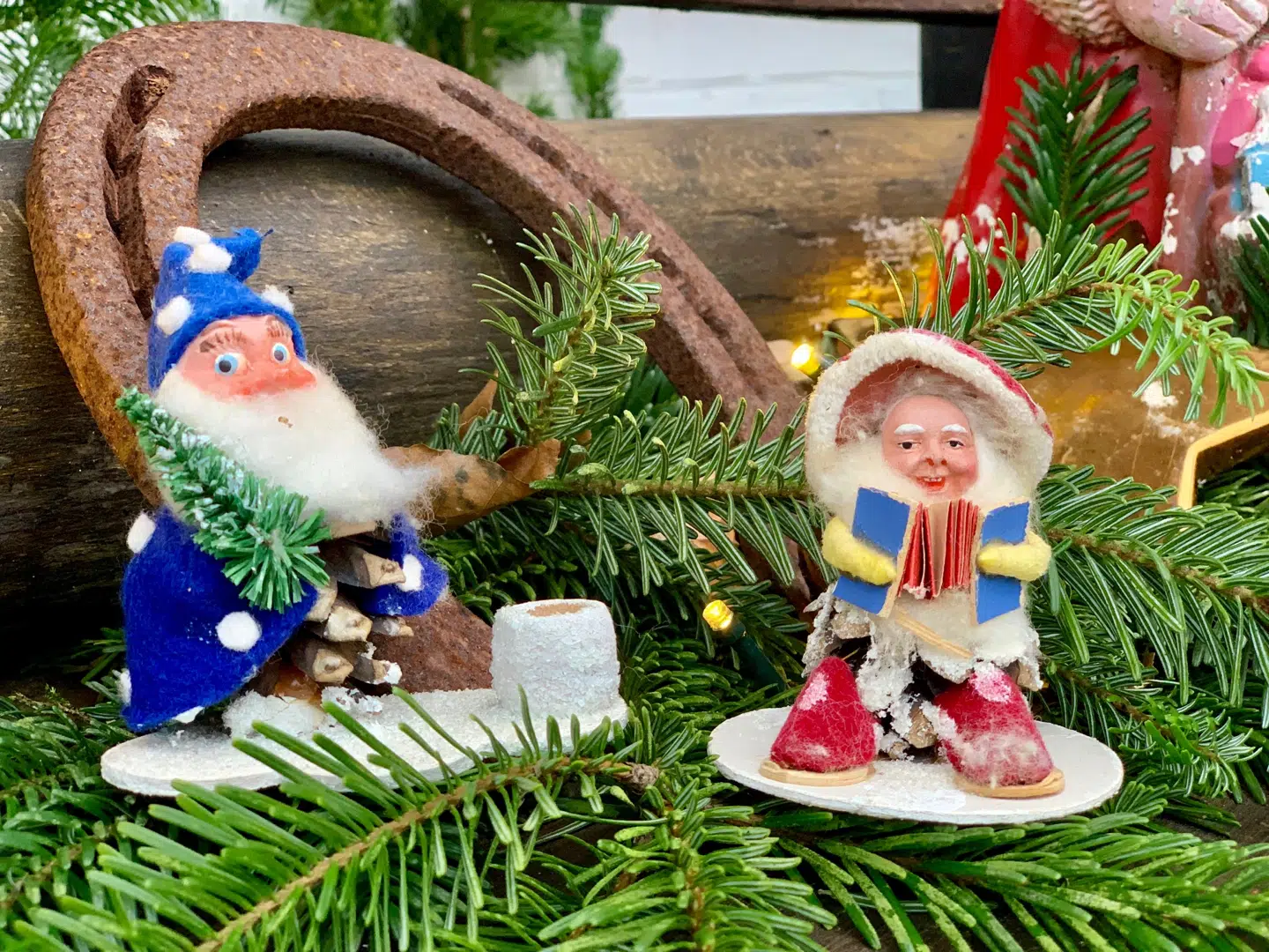 De to koglenisser er nogle af Benny Lillelunds favoritter i udstillingen. De er lavet i samme stil som dem, der blev lavet rundt omkring på herregårde, når tjenestefolkene pyntede op til jul, forklarer Benny.