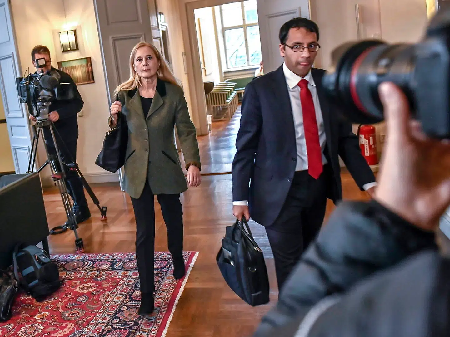 Ifølge en advokatundersøgelse har Katarina Frostenson, medlem af Det Svenske Akademi, brudt sin tavshedspligt og bør smides ud af akademiet.