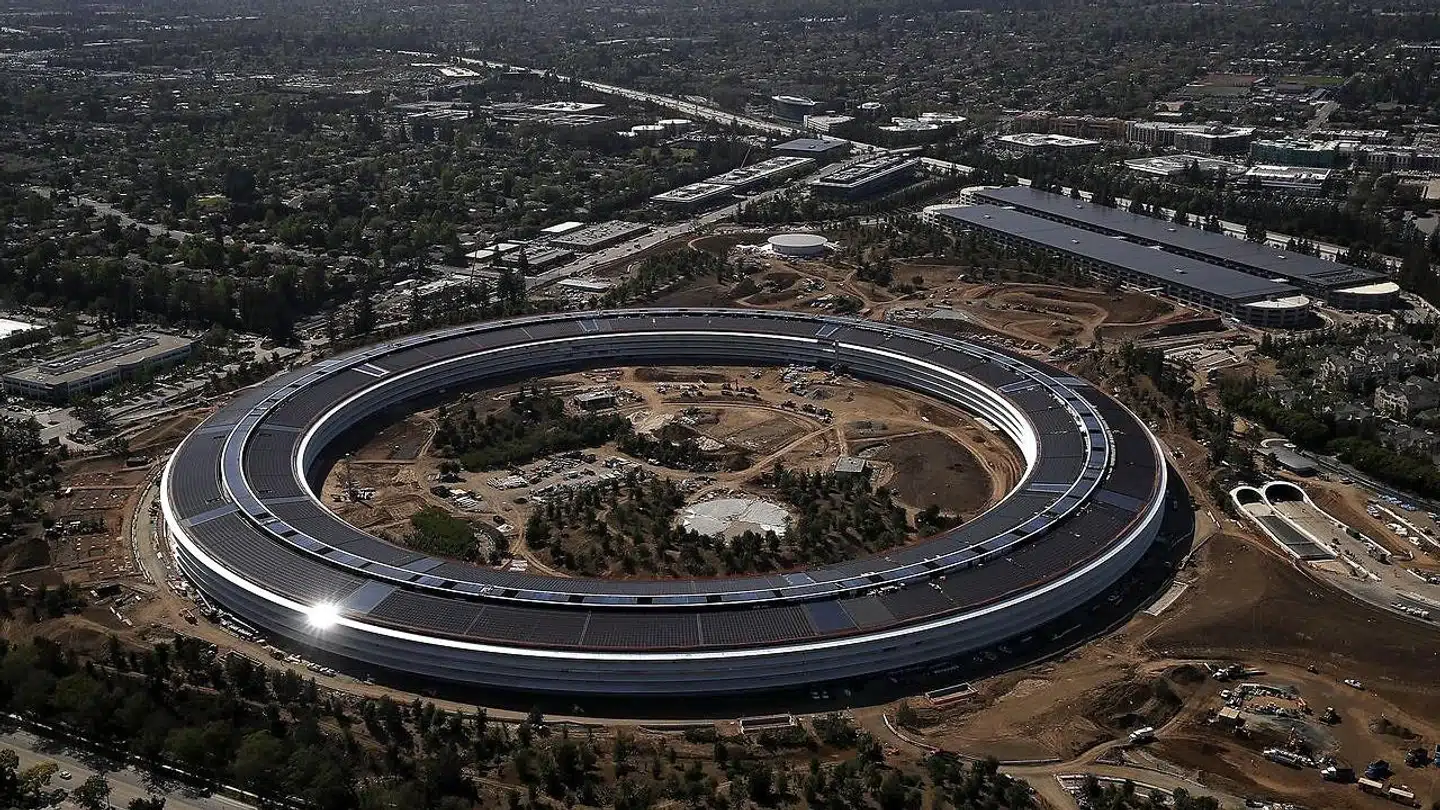 Apple indviede i 2017 sit nye hovedkontor i Cupertino, kaldet Apple Park. Centralt står bygningen, der omtales som rumskibet. Hele herligheden til de 13.000 ansatte har kostet fem milliarder dollars. Arkivfoto: Justin Sullivan, Getty Images/AFP/Scanpix