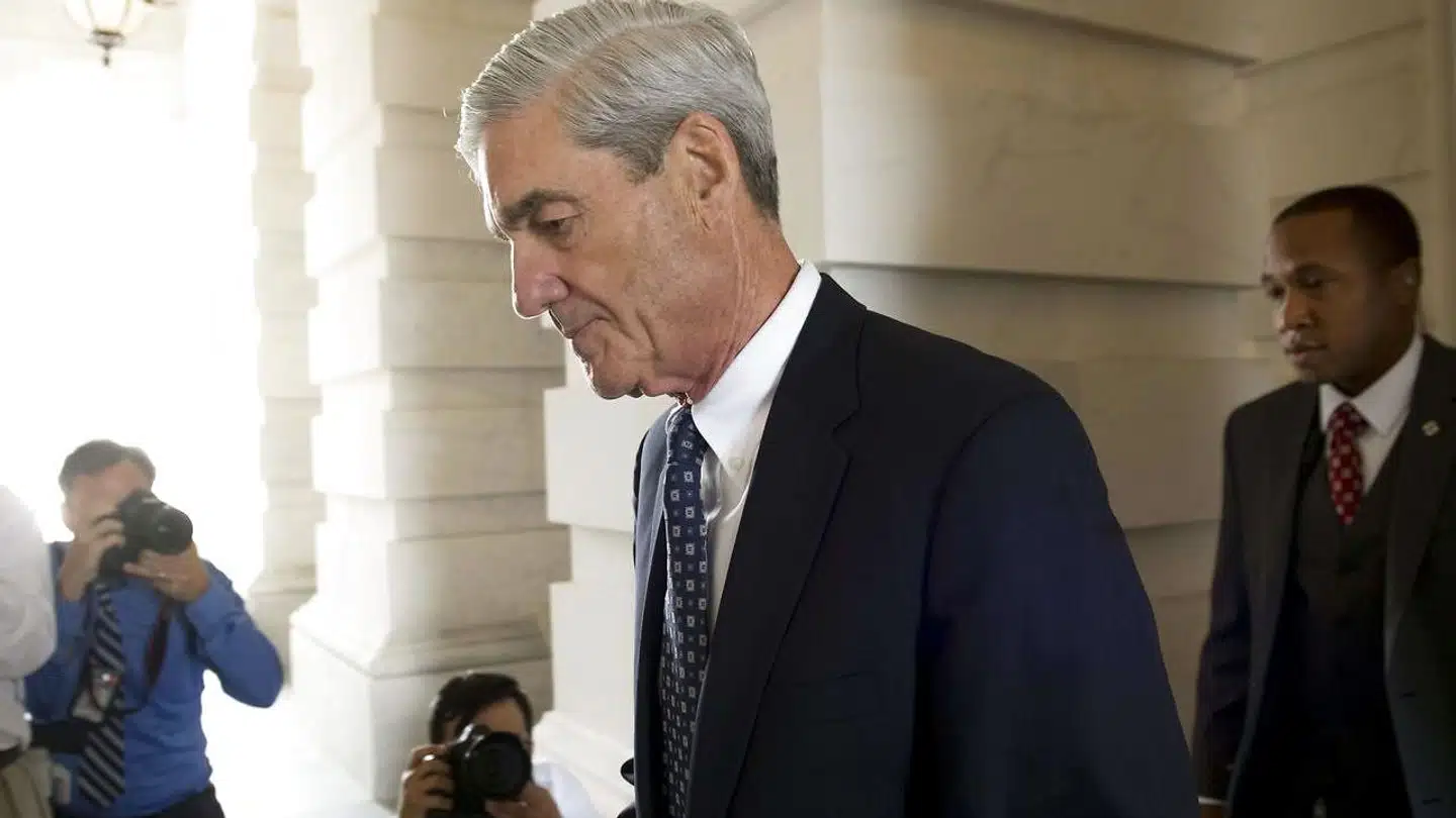 Hans navn er på alles læber i Washington – den tidligere FBI-direktør Robert Mueller, der det sidste halvandet år som særlig undersøger har kulegravet muligt aftalt spil mellem Rusland og Trumps kampagne op til det amerikanske præsidentvalg i 2016. Men han ses sjældent, udtaler sig sjældent og holder sig udadtil i det hele taget ganske anonym. Ud over præsident Trump er der ikke mange, der betvivler, at han er en enestående stærk og uafhængig efterforsker. Trump har klandret ham for at være demokrat, men Mueller har været registreret republikaner gennem en årrække.