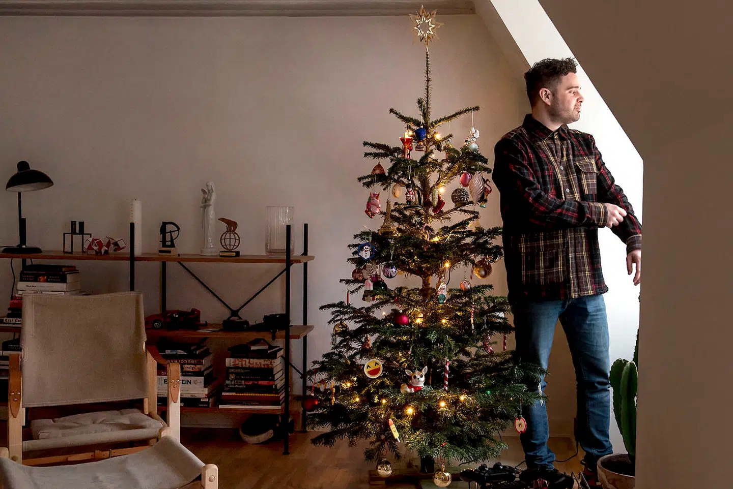 Fenar Ahmad elsker julen. Lejligheden i det centrale København har både nisselandskab og juletræ, og han og hans datter, Uma, har efterhånden opbygget en stor samling af julepynt.