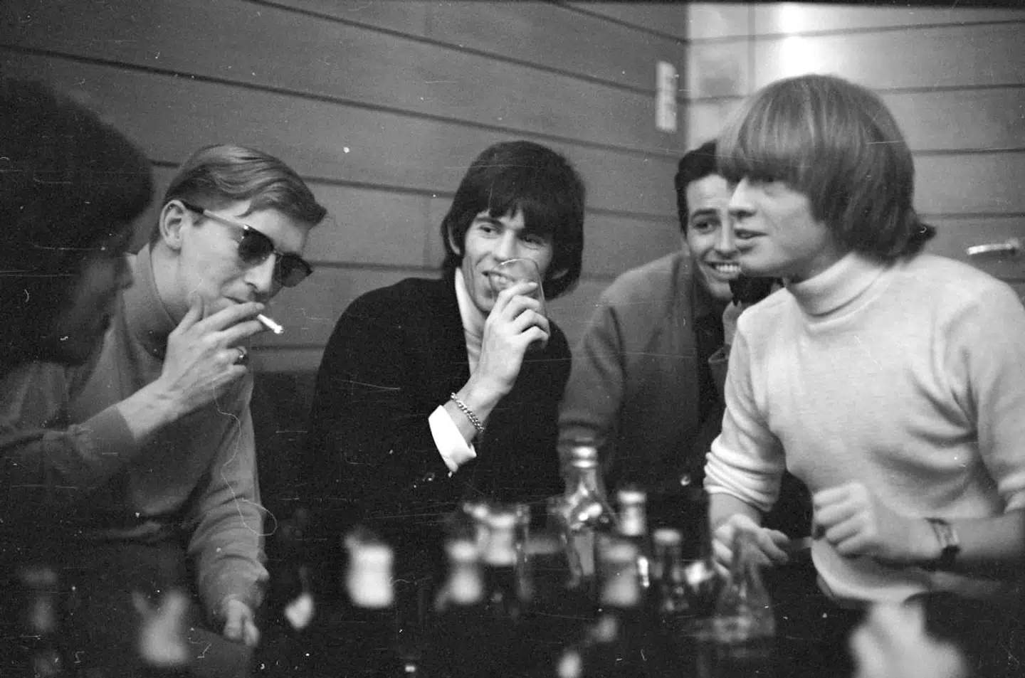 The Rolling Stones fotograferet inden sin koncert i K.B. Hallen i 1966. Her ses guitaristerne Keith Richards (midterst) og Brian Jones (t.h.), der druknede i en swimmingpool tre år senere.