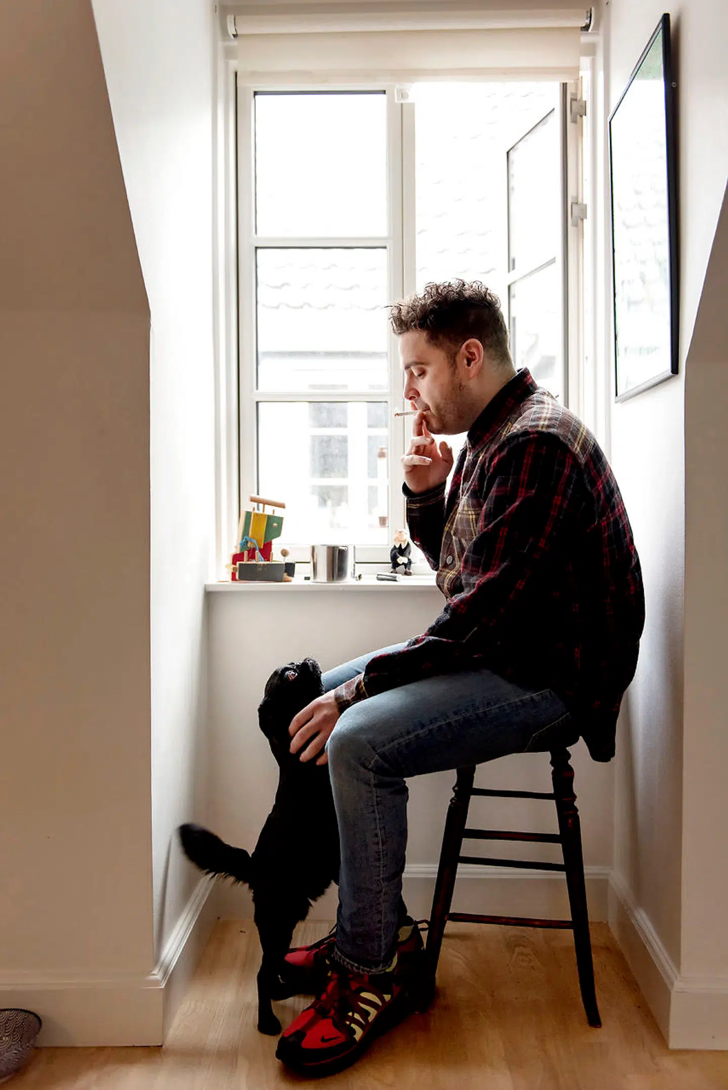 En fredelig smøg i køkkenet sammen med hunden Bob. Instruktøren Fenar Ahmad fortæller om sit 2018.