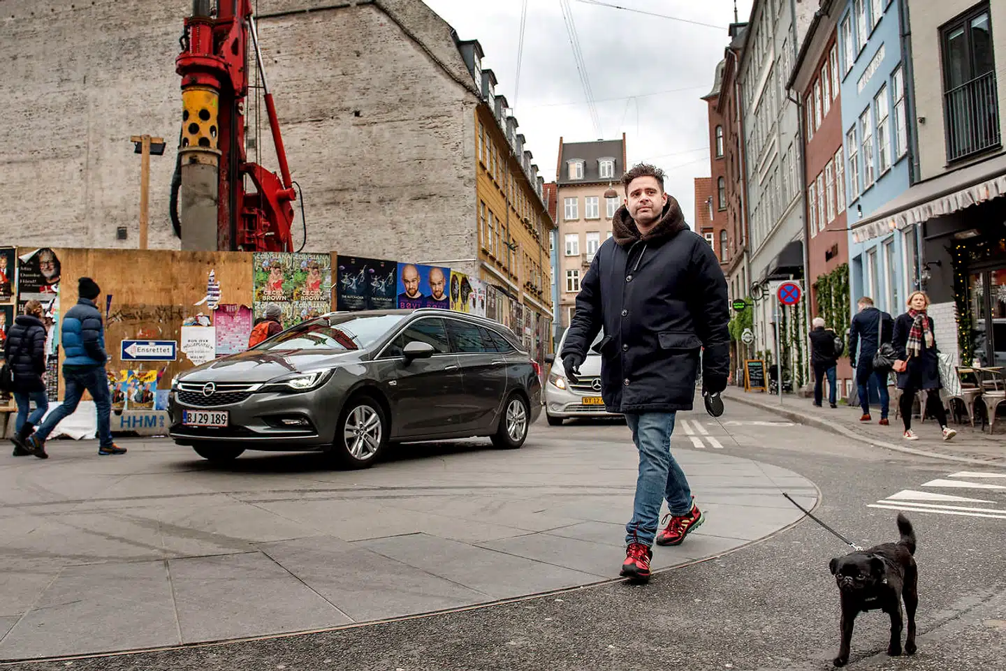 Filminstruktøren Fenar Ahmad på sin daglige tur med hunden Bob - ad de samme gader, som H.C. Andersen i sin tid vandrede i. Den tanke kan han godt lide.