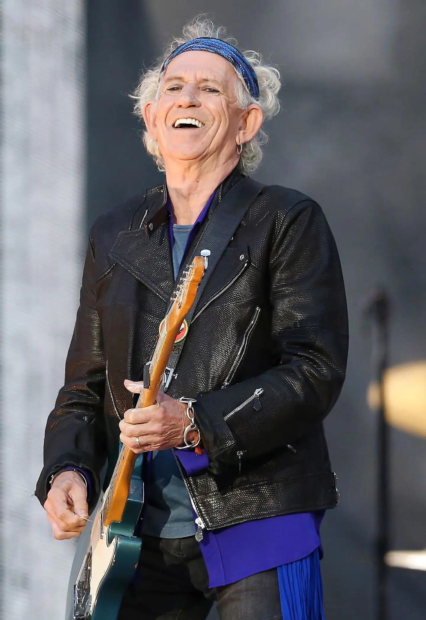 Keith Richards er berømt for sin farverige stil med sort eyeliner, bandana og spraglede outfits. Her er han fanget under en koncert på fodboldstadionet Old Trafford i Manchester i juni i år.