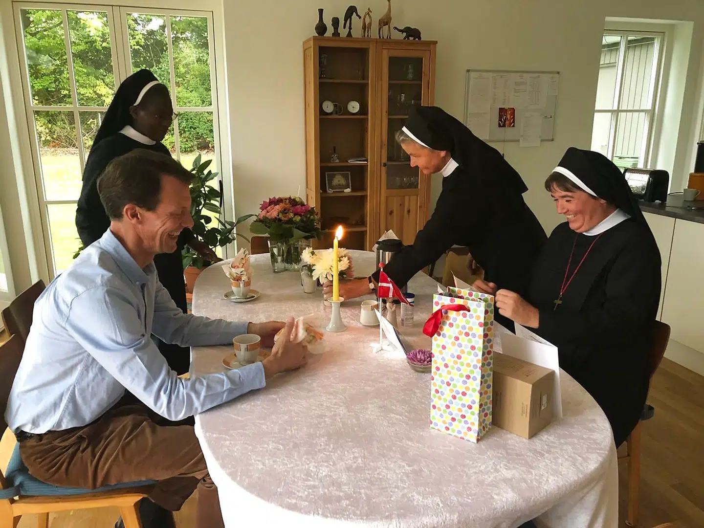 Prins Joachim besøger i udsendelsen Missionssøstrene af det dyrebare blod i Holte. En af søstrene fejrer her sin fødselsdag sammen med prinsen.