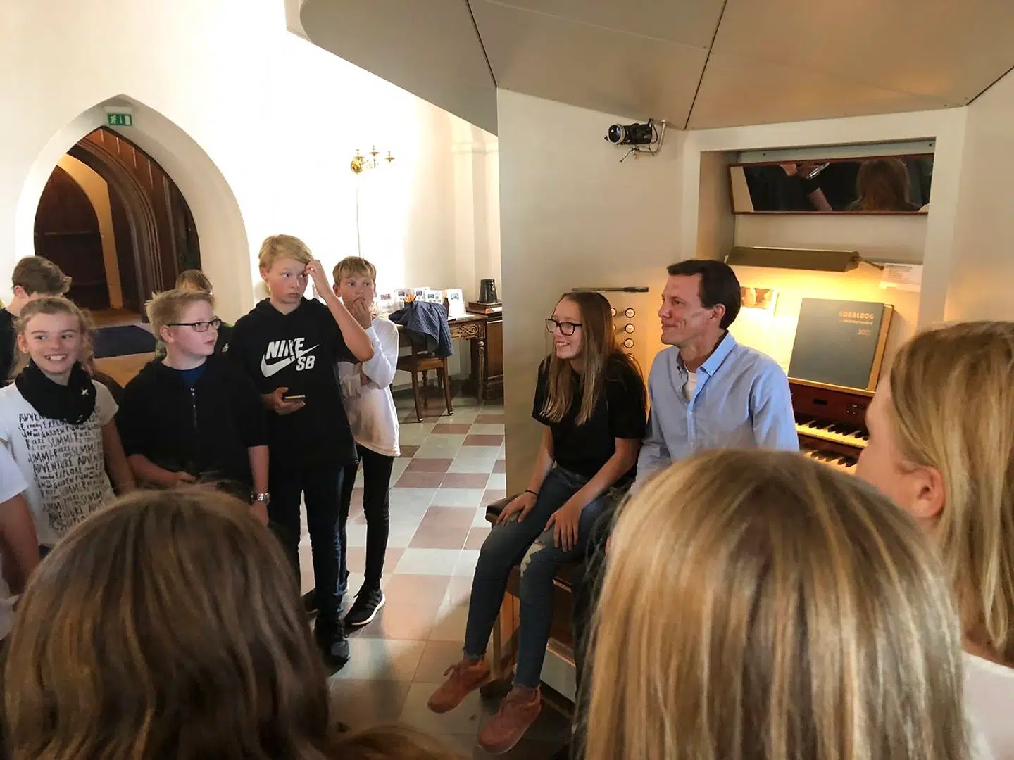 Prins Joachim er i udsendelsen med til konfirmationsforberedelse i Grenå Kirke, hvor han blev spurgt, om han går i kirke hver søndag. »Nej, det gør jeg ikke. Men jeg tror på gud,« svarede Prinsen.