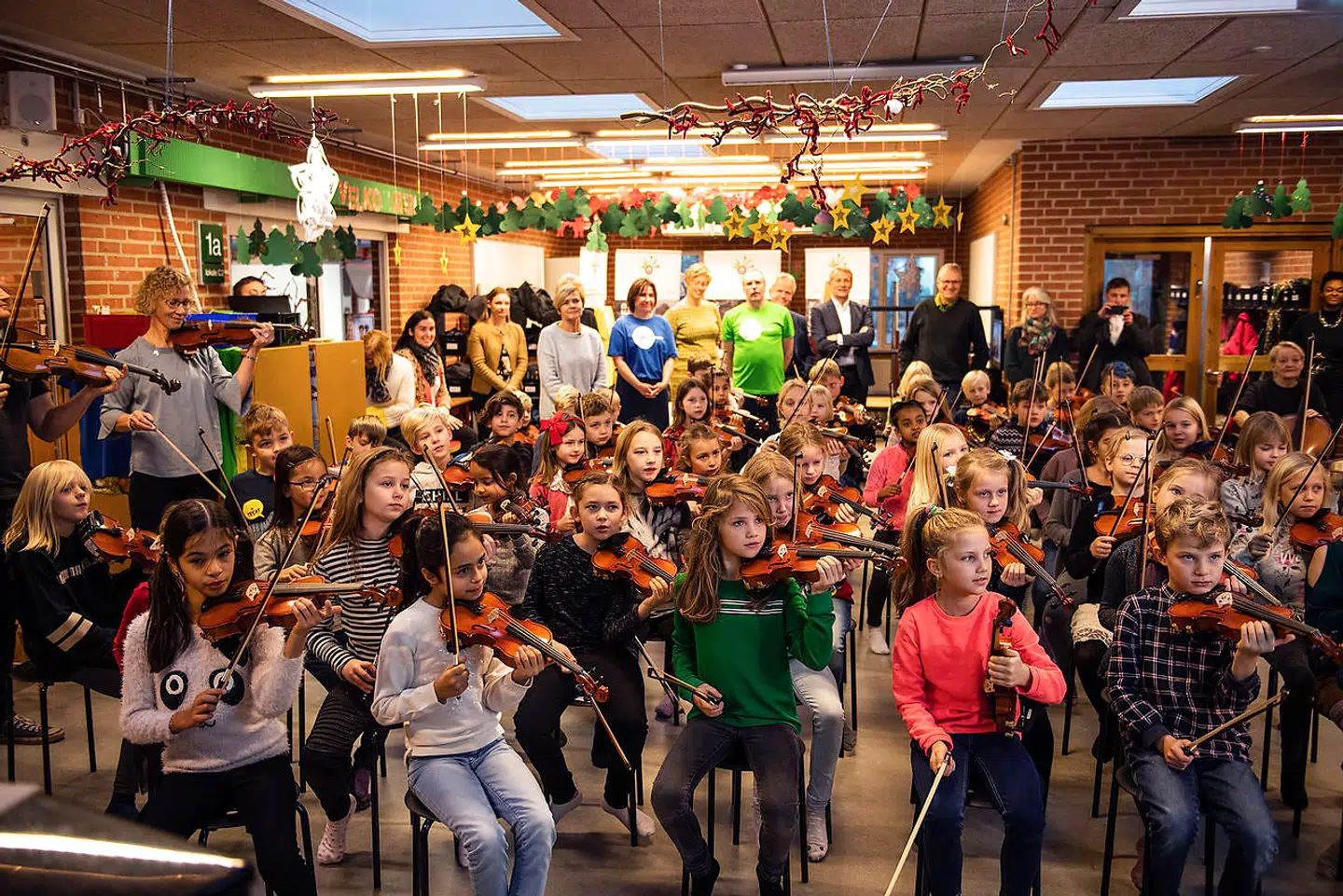 Ikke færre end 84 unge musikere fra Hvinningdalskolen i Silkeborg akkompagnerede, da kulturminister Mette Bock mandag offentliggjorde sin nye fireårs musikhandlingsplan.