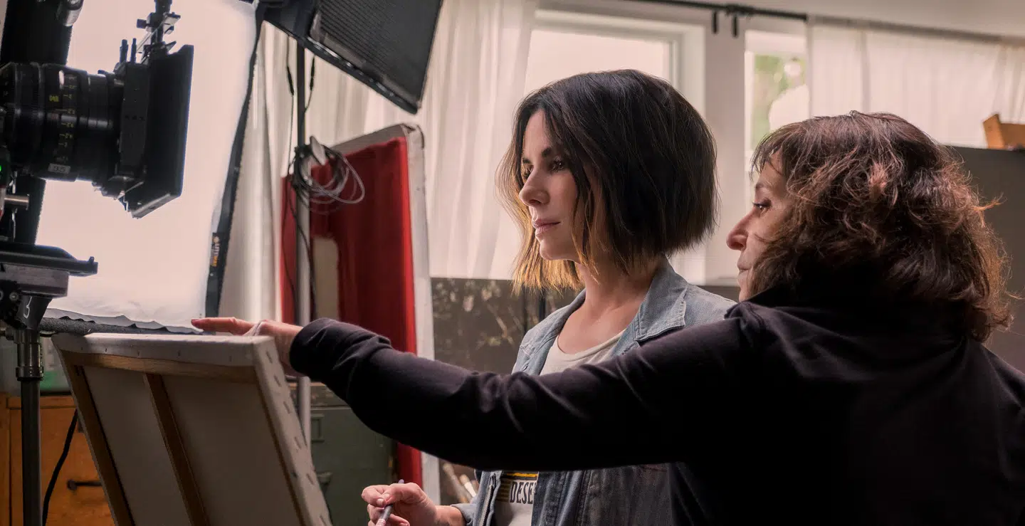 Sandra Bullock og Susanne Bier planlægger en optagelse på settet af »bird Box«. Foto: Merrick Morton