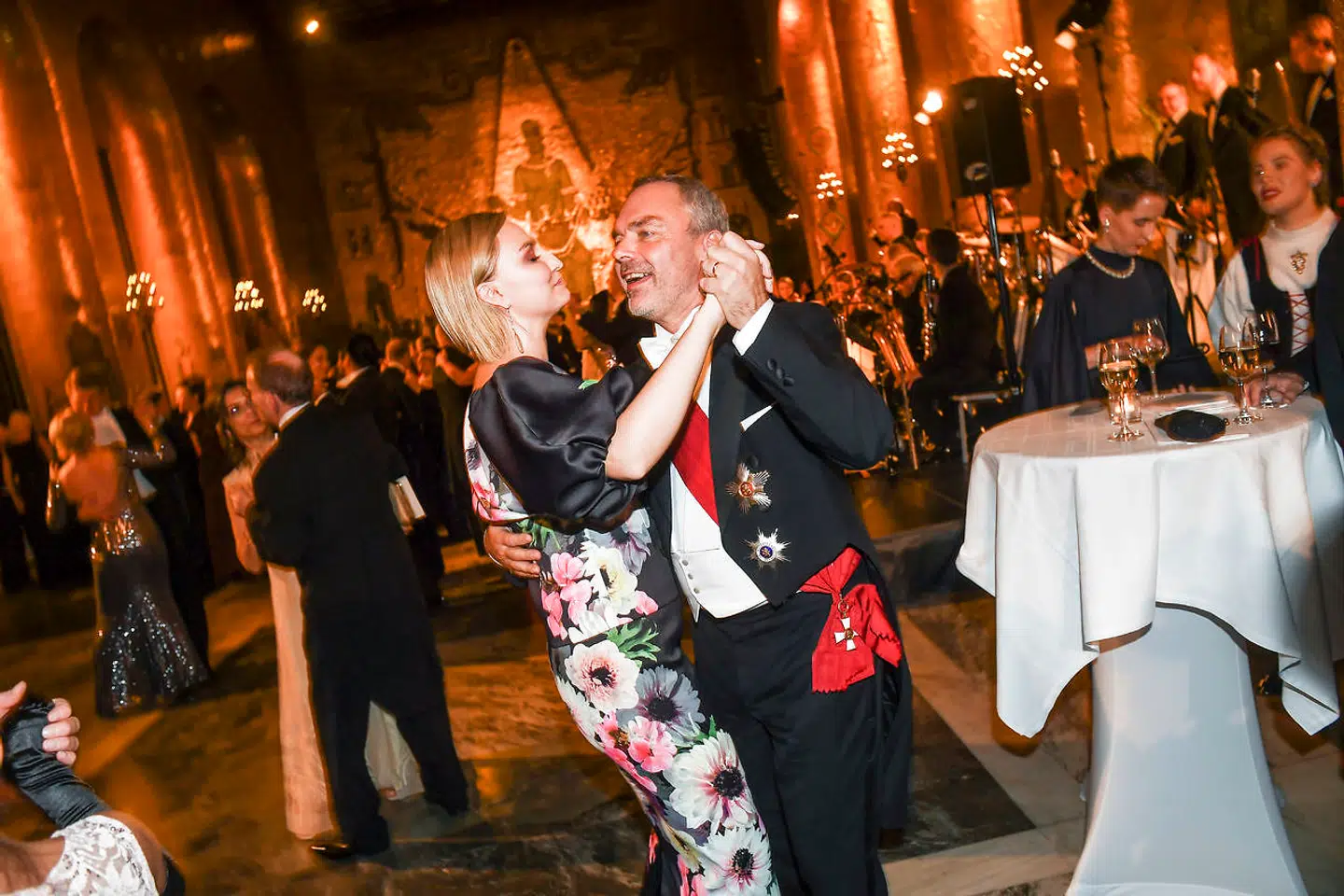 Kristdemokraternas Ebba Busch Thor og Liberalernas Jan Björklund var i højt humør til den årlige nobelfest i Stadshuset i Stockholm. I regeringsforhandlingerne mellem de to partier kniber det derimod med at finde takten.