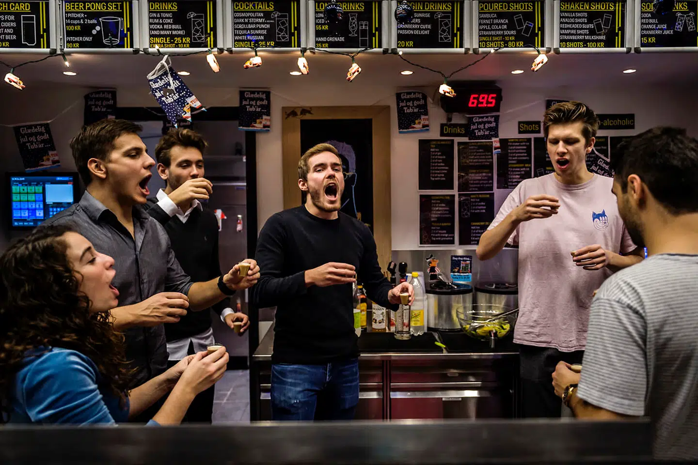 24 timer i København: 16-17. Kl. 16.54.52. Barskål i fredagsbaren ScrollBar på IT-Universitetet. Her er Christian Danielsen i midten.