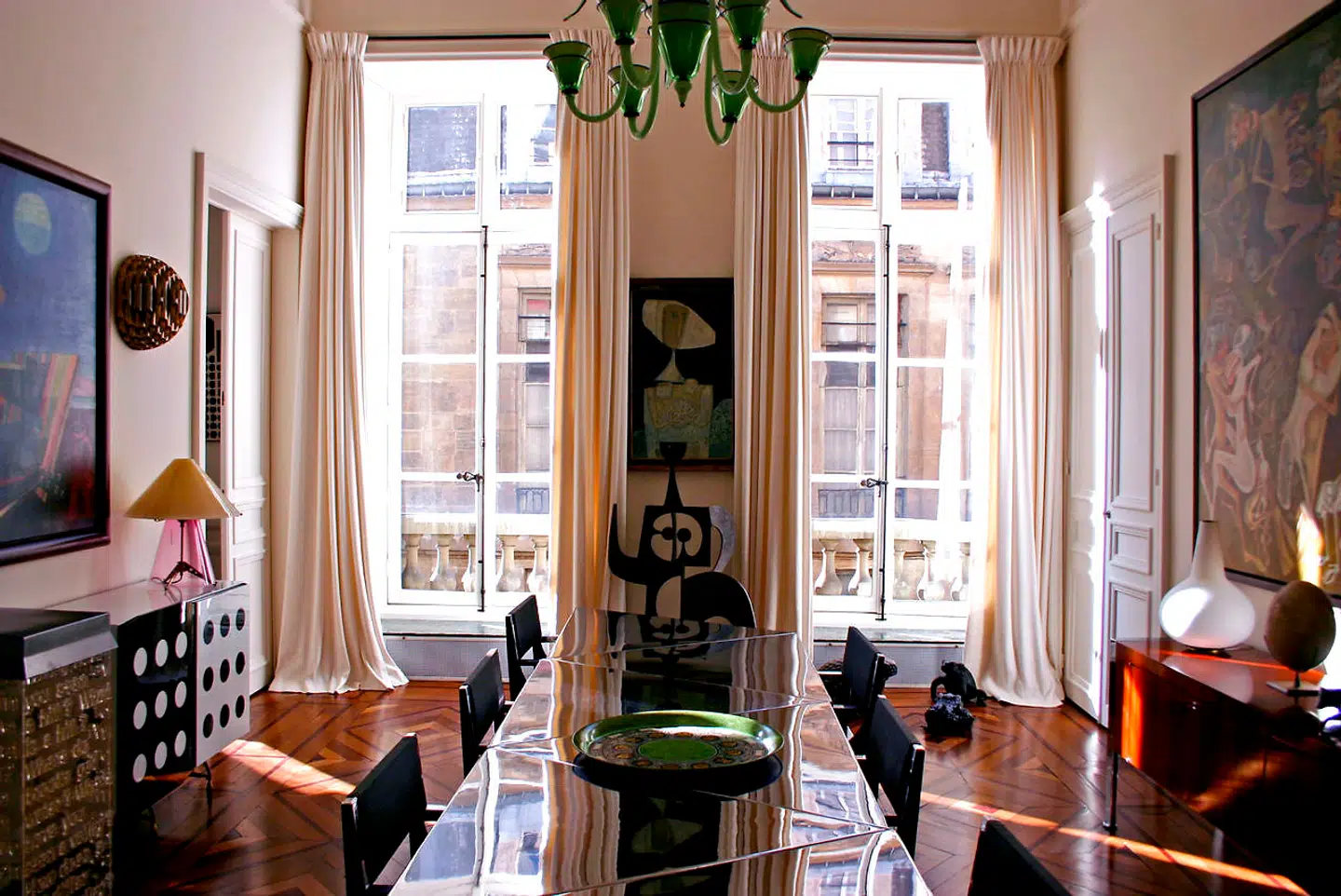 For tiden kommer inspirationen fra det parisiske designstudie CSLB, som skaber indretninger fyldt med designobjekter, antikviteter, bøger og kunst.