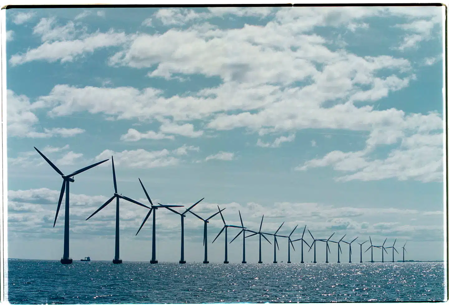 Prisen for vindkraft og solenergi falder og falder, og det er nu billigere at bygge en havmøllepark eller en solfarm, end det er at bygge et nyt kul- eller gasfyret kraftværk.