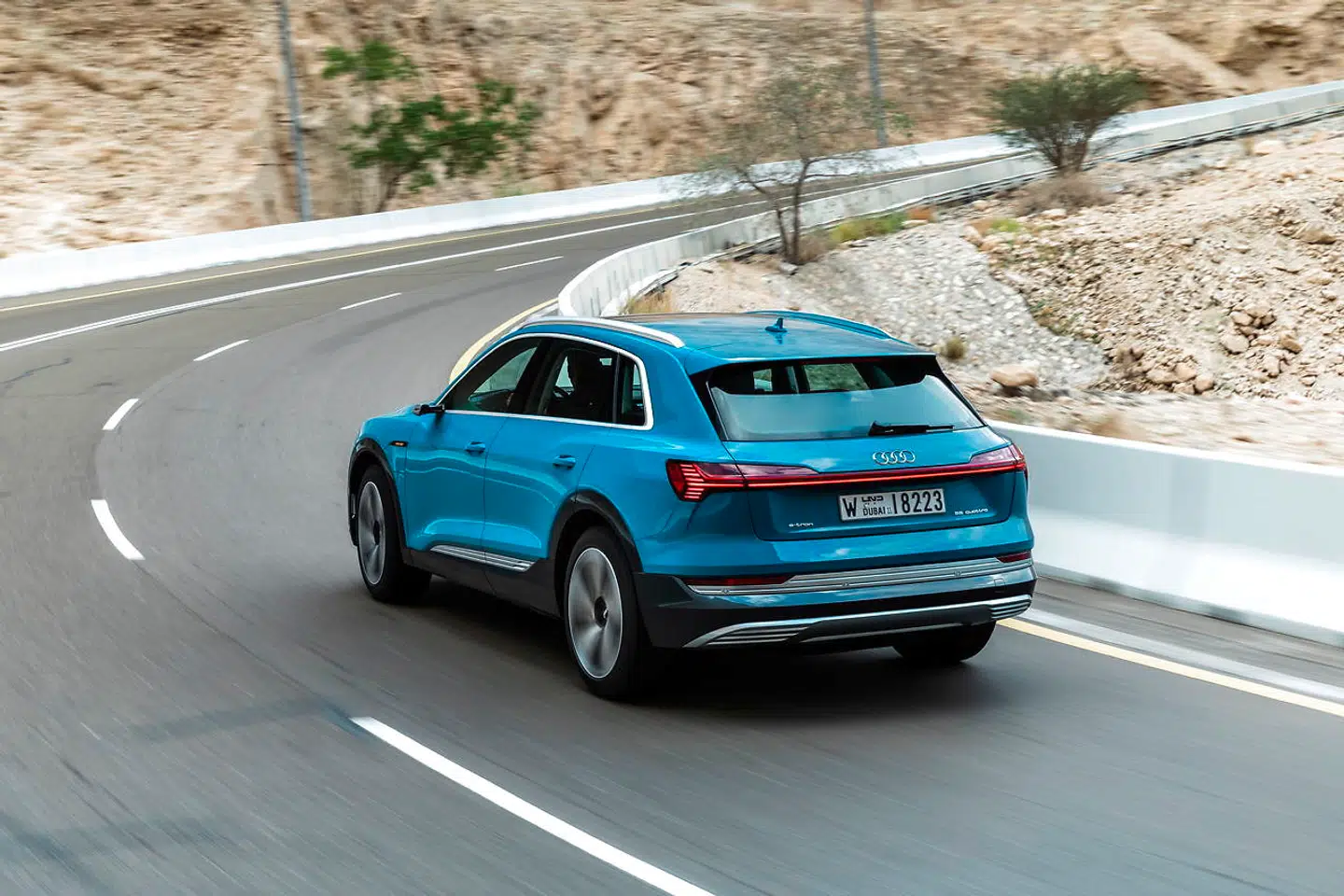 Audi e-tron præsterer eminent og komfortabelt på de lange stræk, men selvom den har mange muskler den ikke sjov på en snoet vej. Det er dens 2.705 kg dødvægt simpelthen for høj til.