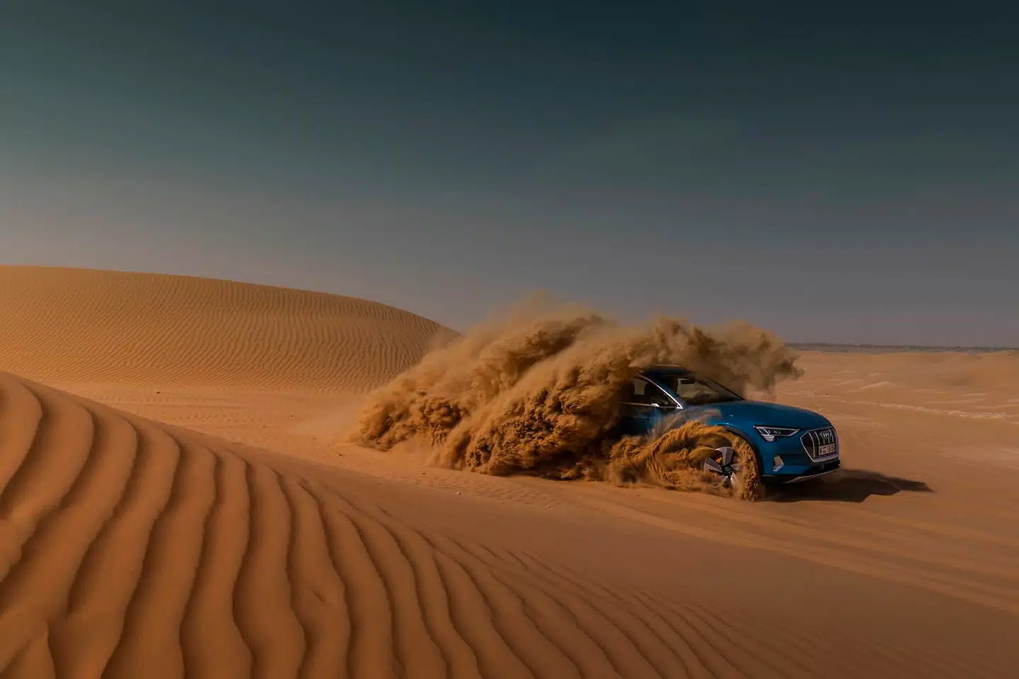 Abu Dhabi er et genialt sted at teste el-bil, da temperaturen er forrygende til at holde batteri og el-motor i sit optimale ydelsesvindue. Læg dertil lyset og den store sandkasse på legepladsen, og vi rejser gerne lidt ekstra efter gode testforhold.