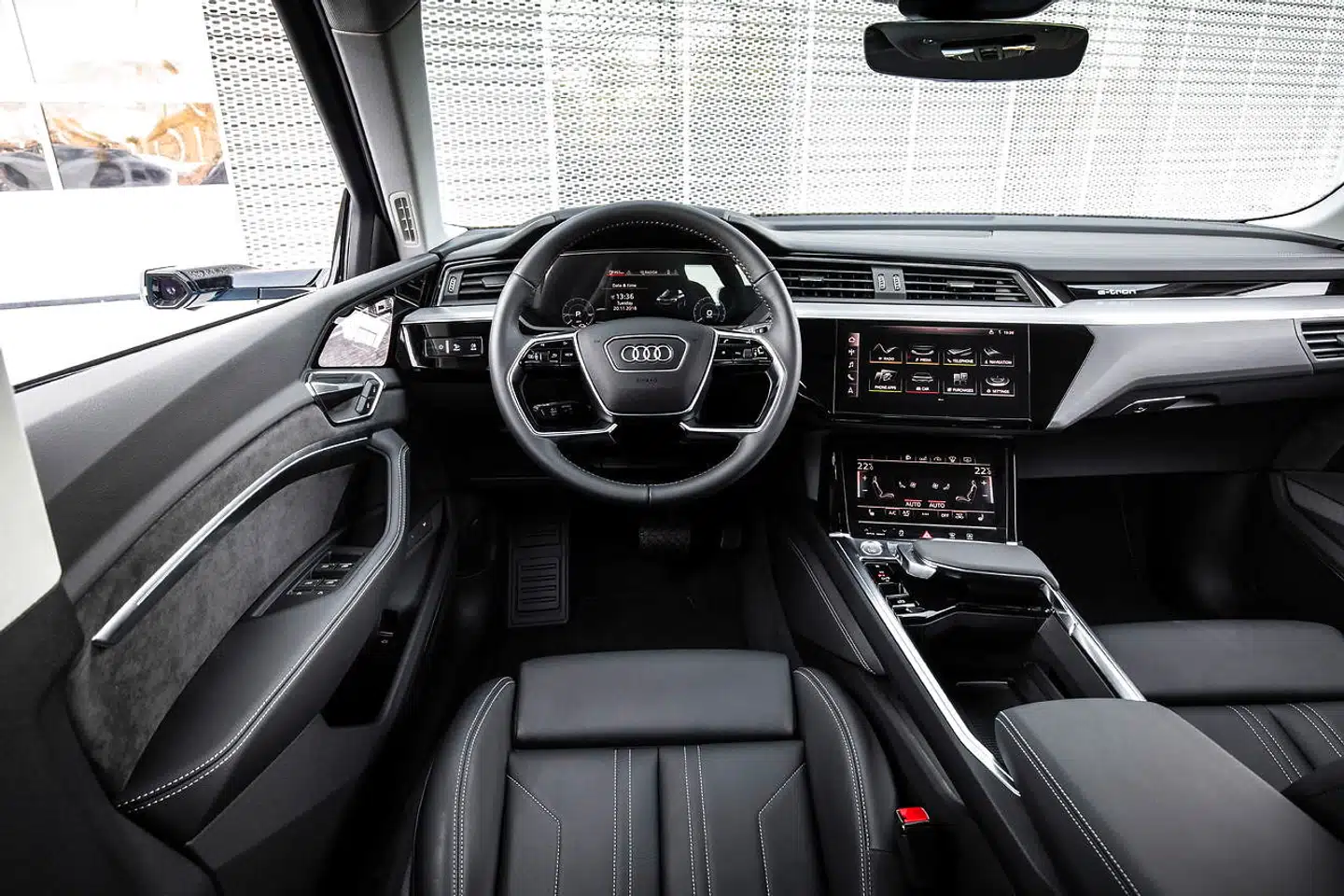 Kabinen er klassisk Audi med lækre materialer, forrygende samlekvalitet og masser af digitale skærme.