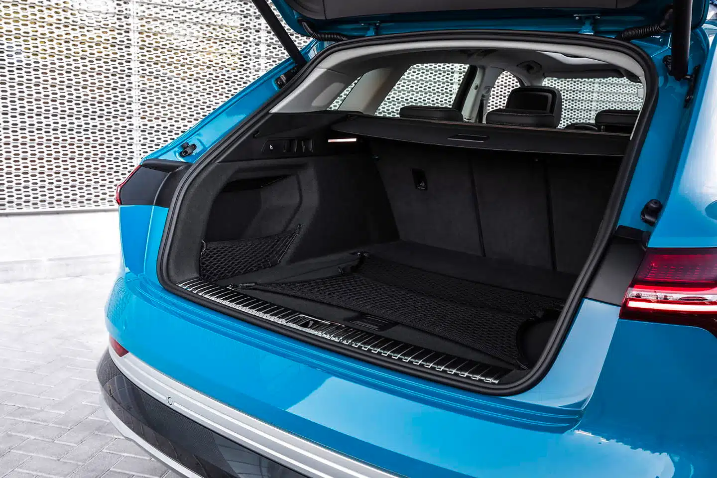 Bagagerummet er som i en stor SUV og her er man ikke gået på kompromis selvom bilen skal have plads til batterier. Det store batteri er placeret under gulvet mellem hjulsættene.