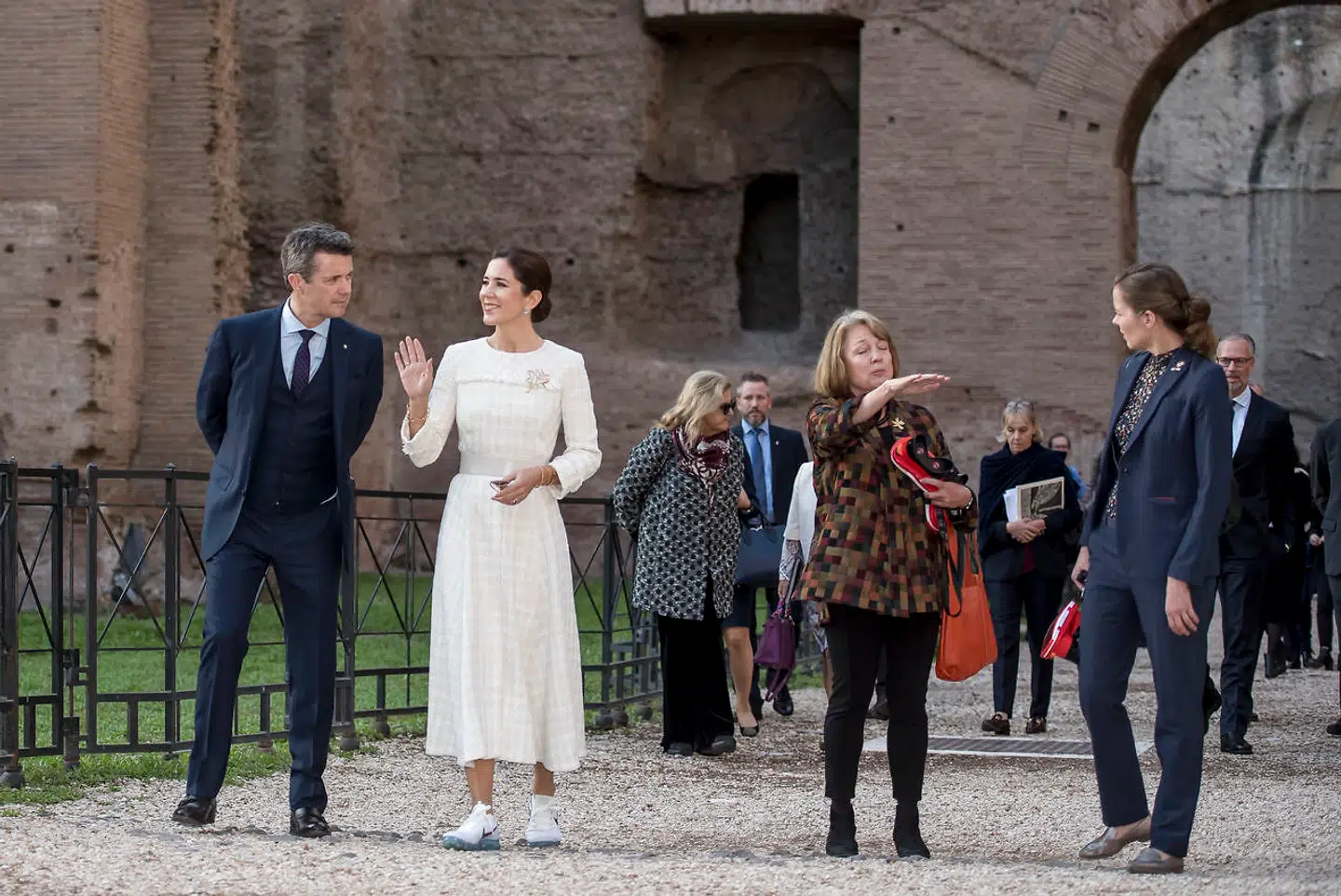 Under Kronprinsparrets besøg ved Caracallas Termer i Rom var det især Kronprinsessens valg af fodtøj – sneakers i stedet for hæle – der løb med opmærksomheden, og på sociale medier blev hun hyldet for det jordnære valg.