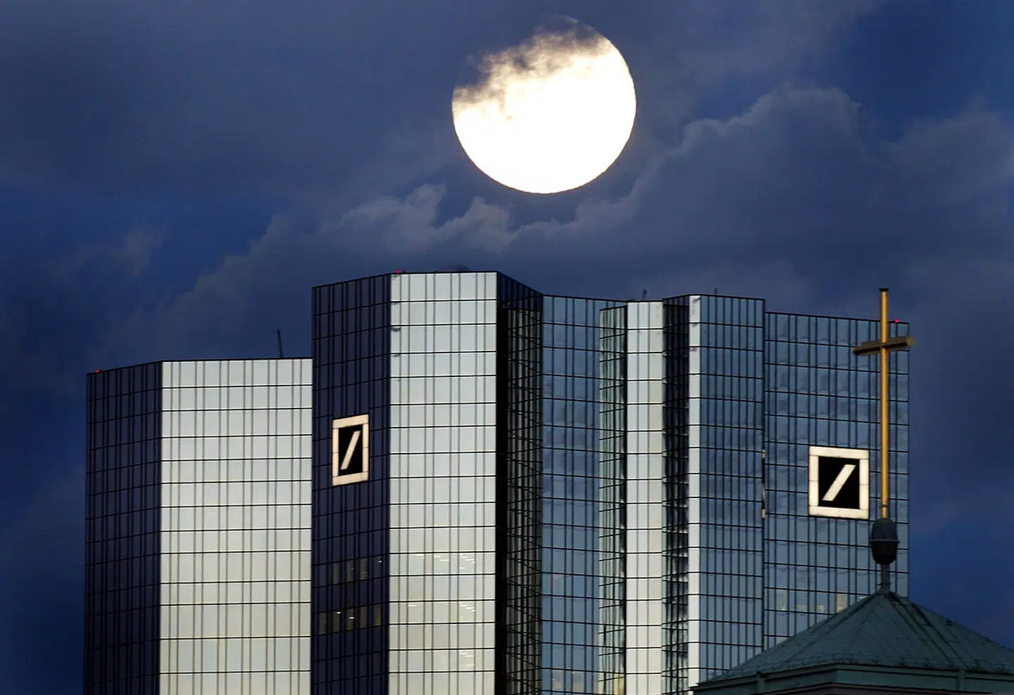 Månen går ned over Deutsche Banks hovedkvarter i Frankfurt. De seneste tre år har den tyske storbank måttet notere, at markedsværdien er skrumpet ind med mere end 60 procent, i takt med at skandalerne er skyllet ind over banken.