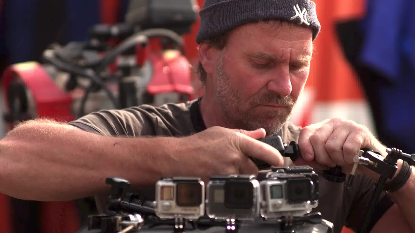 »Hajerne omgående tiltrukket af mine kameraer, hvilket jeg heldigvis var forberedt på: Jeg havde sat dem på en stang, så jeg kunne holde hajerne væk fra kroppen.«