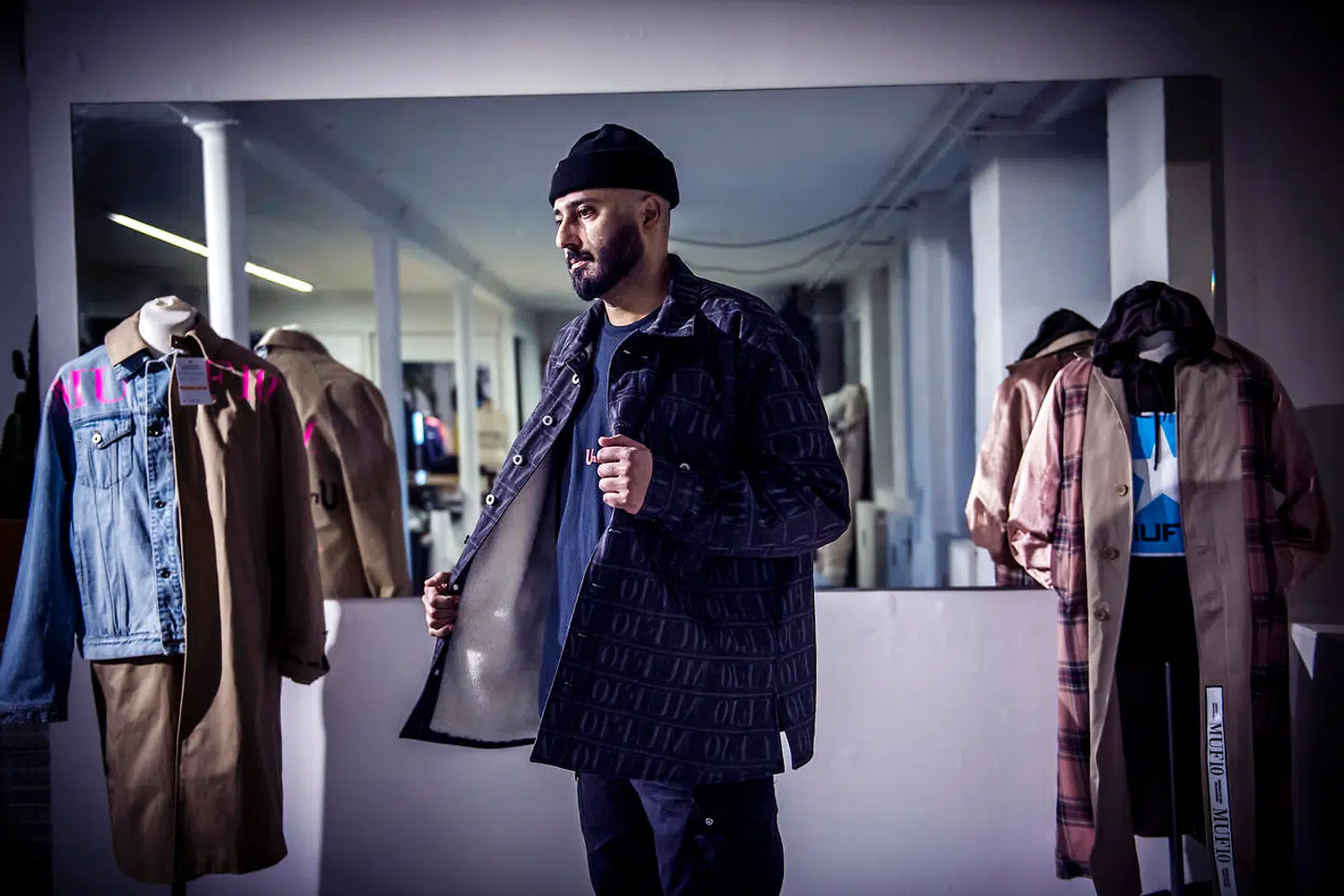 En frakke der er syet som en blanding mellem en trenchcoat og en deconstructed denimjakke, er noget af det nyeste, Reza Etamadi har lavet.