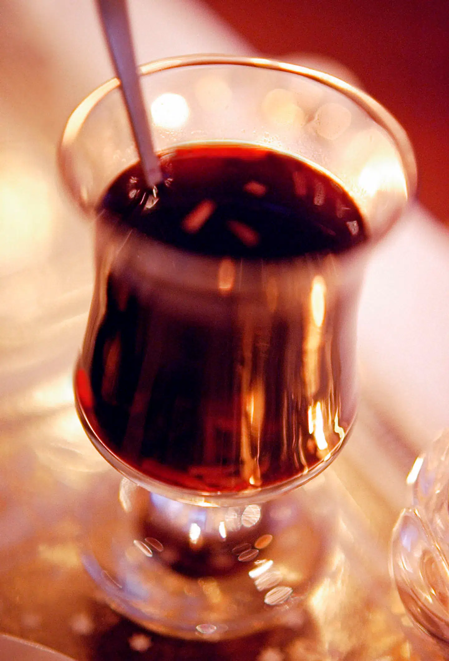 Varm gløgg ved juletid. Marmelade, syltetøj, sukker, flormelis. mandler, rosiner.december, juleaften. Højtid, Jul, juletid, juleaften, 24 december, højtid, højtider, juletravlhed, juleaktivitet, julestemning, stemning, december, traditioner, danske traditioner, dansk tradition, tradition, vintermåned, den mørke tid, hygge, hyggeligt, familietradition. mandel, mandler, rosin, rosiner, kanel, vin, rødvin, spiritus, spritkørsel, promiller, fuld.