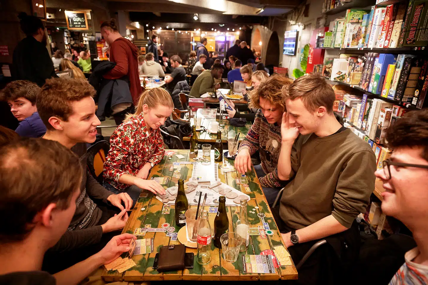 Vi har brug for noget, man kan røre, og brætspilscafeen Bastard er som regel fyldt til randen. Her er det DTU-studerende, der spiller en onsdag eftermiddag.