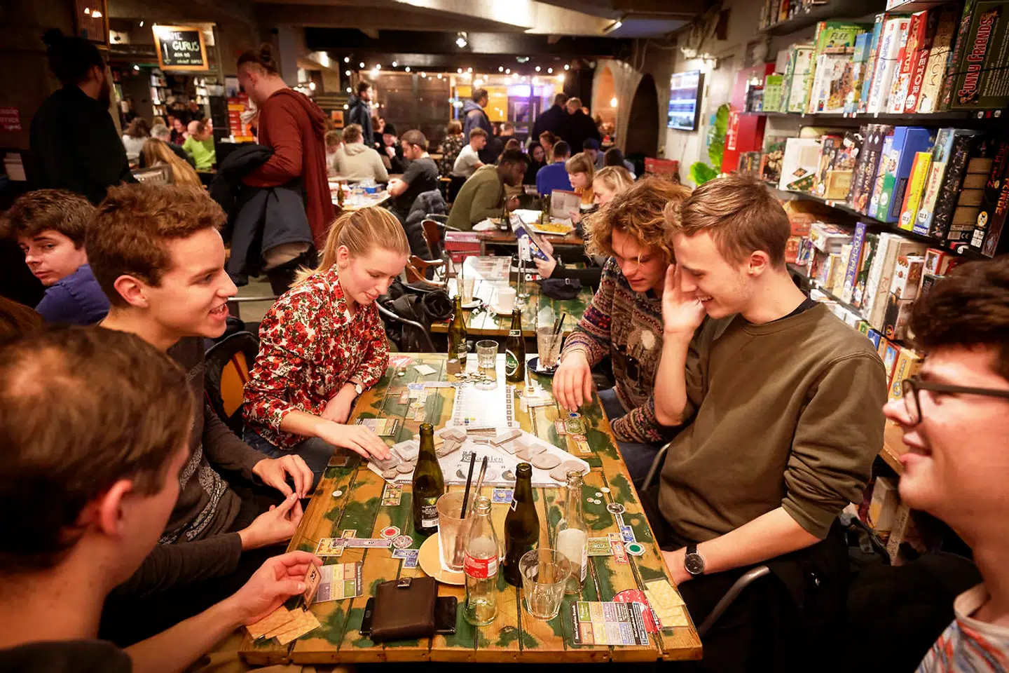 Vi har brug for noget, man kan røre, og brætspilscafeen Bastard er som regel fyldt til randen. Her er det DTU-studerende, der spiller en onsdag eftermiddag.