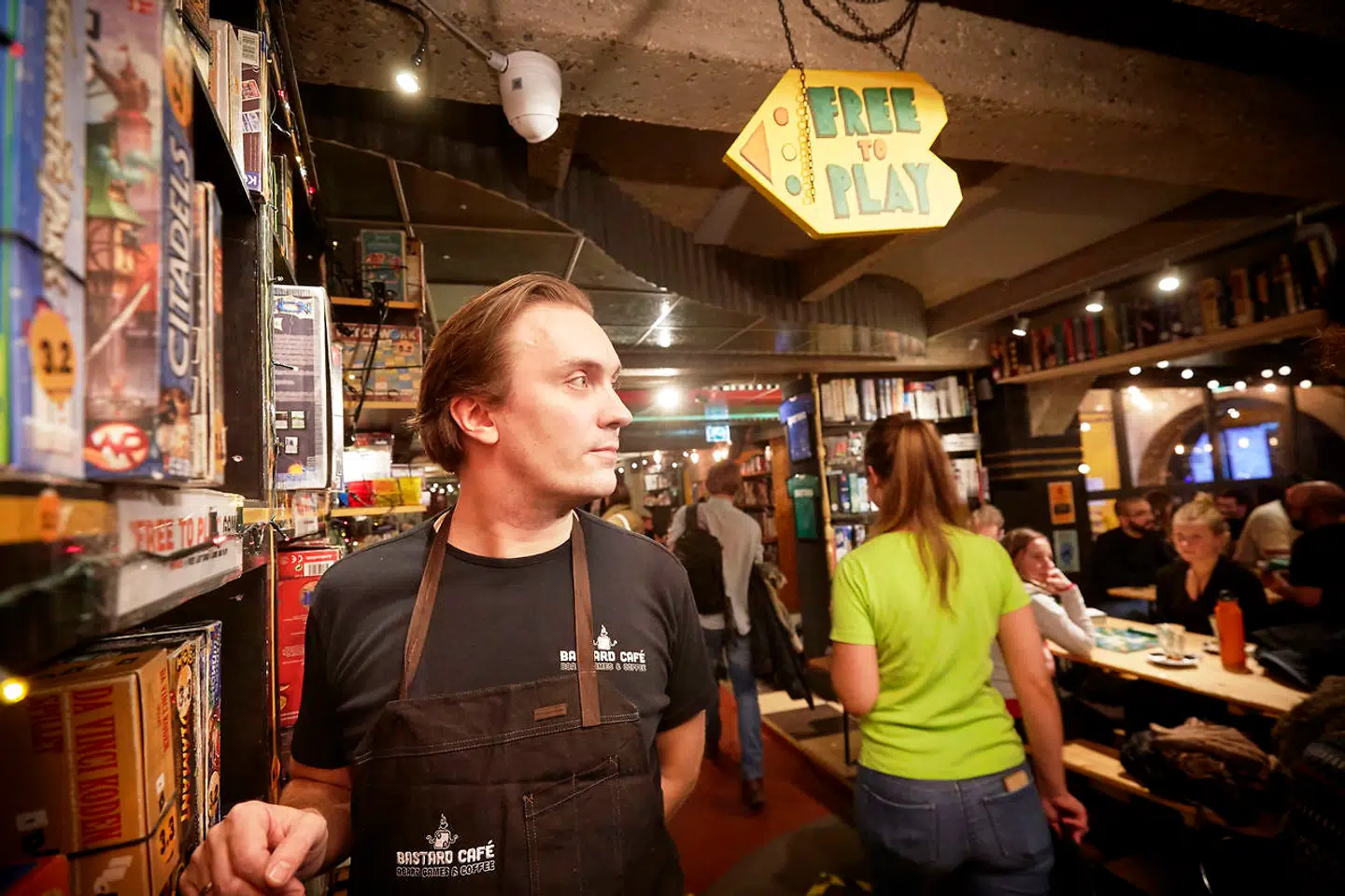 Da den selvudnævnte »spilnørd« Bo Thomasen startede brætspils-cafeen sammen med »kaffenørden« Morten Schneider, havde de ingen anelse om, at den ville blive så populær, at der sjældent er ledige borde.