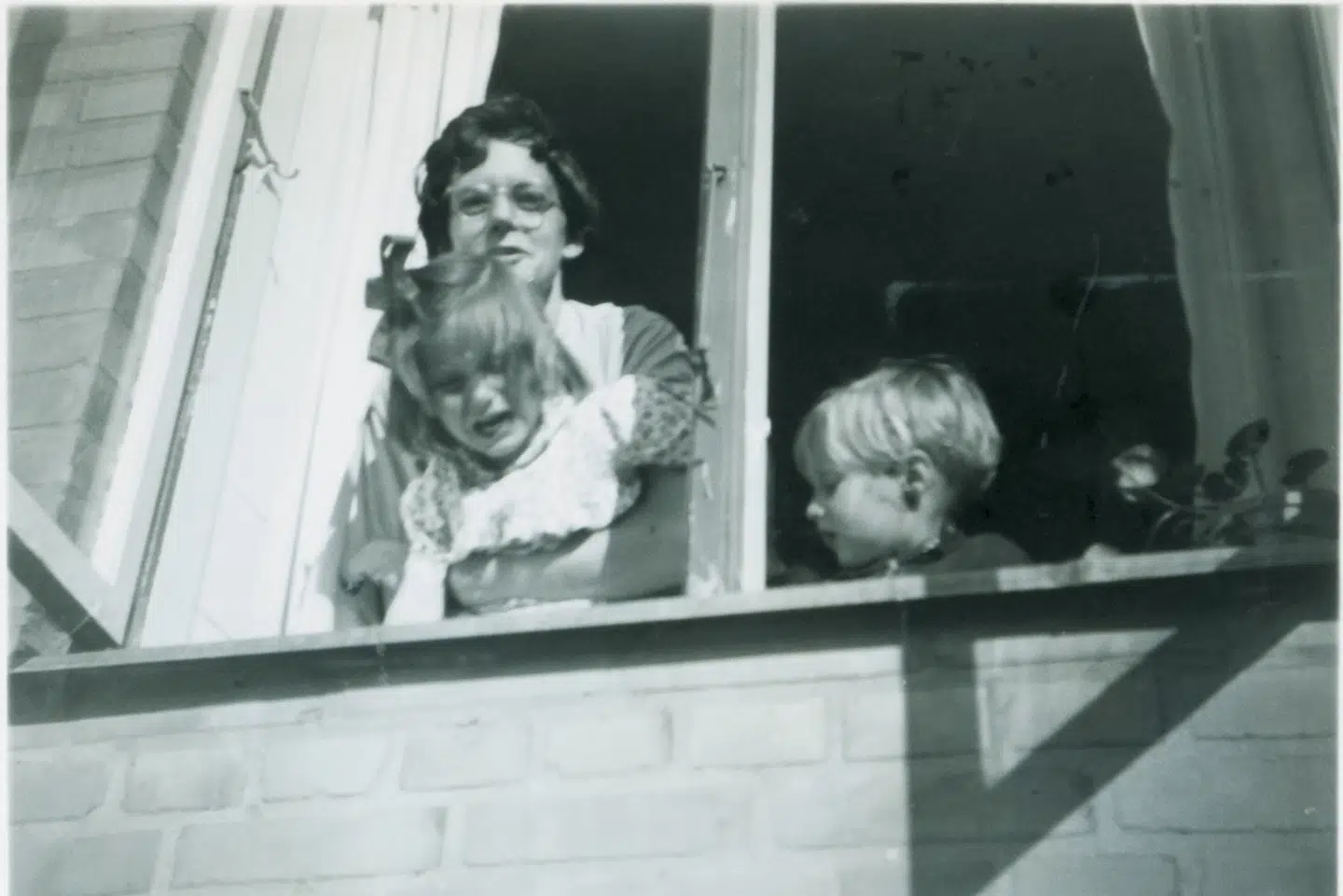 Ester Nagel med Iben og Tom i vinduet i Virum.