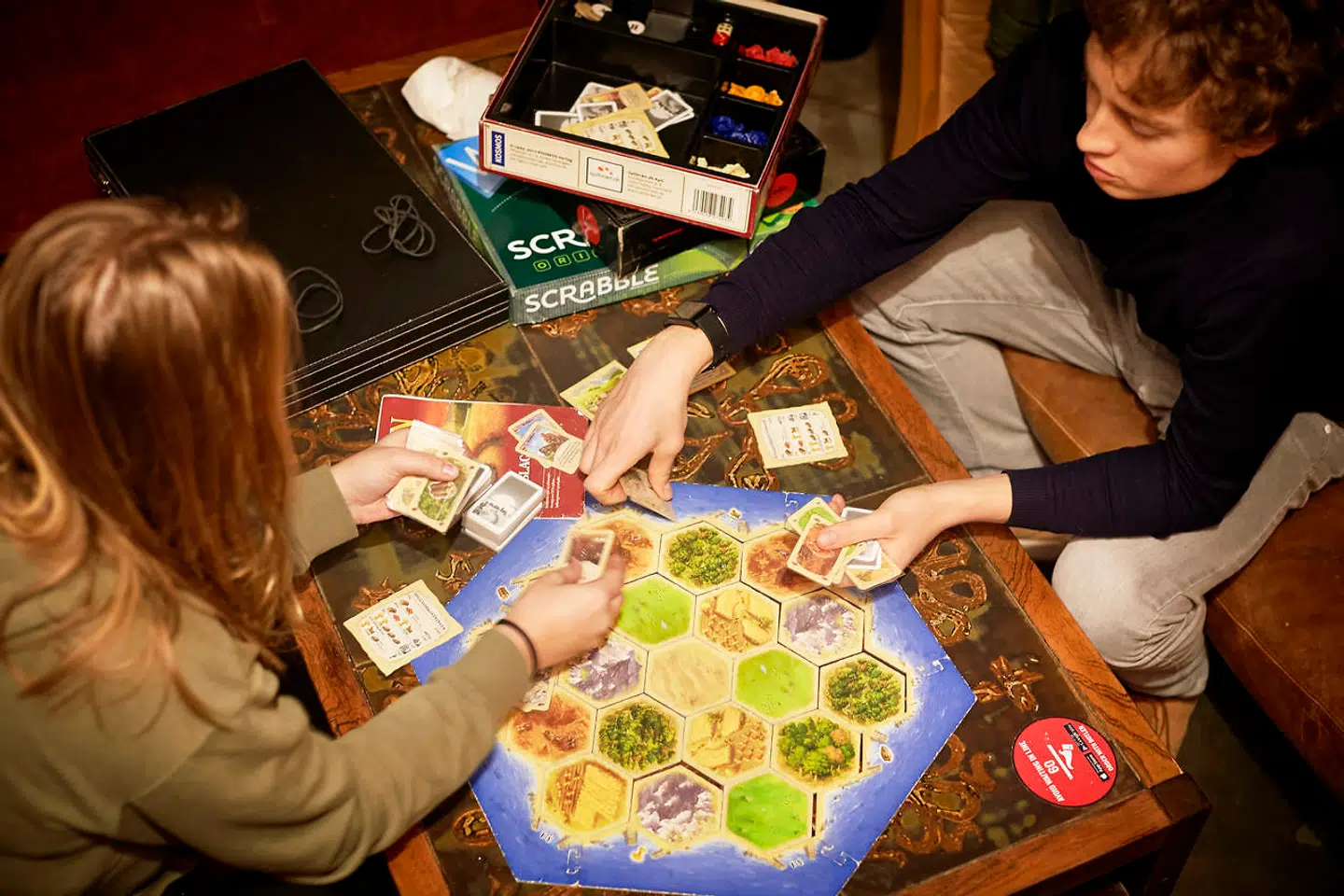 Victor Elmgreen og Cathrine Abel spiler »Catan«. Det er beroligende at gå ud og hygge med spil, fortæller de.
