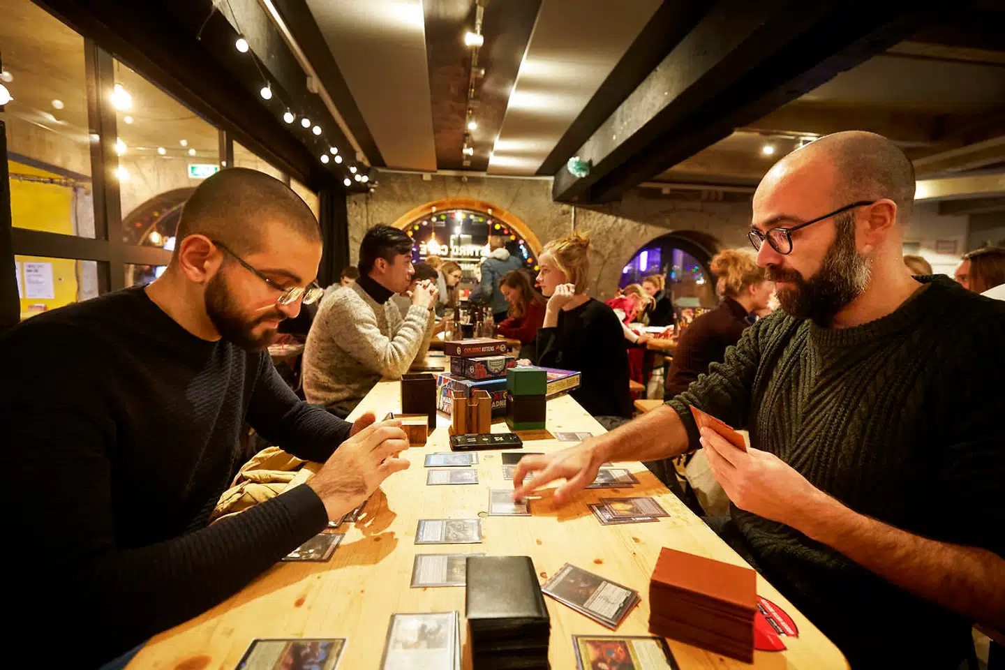 Bastard Café får besøg af en del turister, fordi den har været nævnt i mange udenlandske guides. Her er det Tomê fra Portugal og Fabin fra Italien.