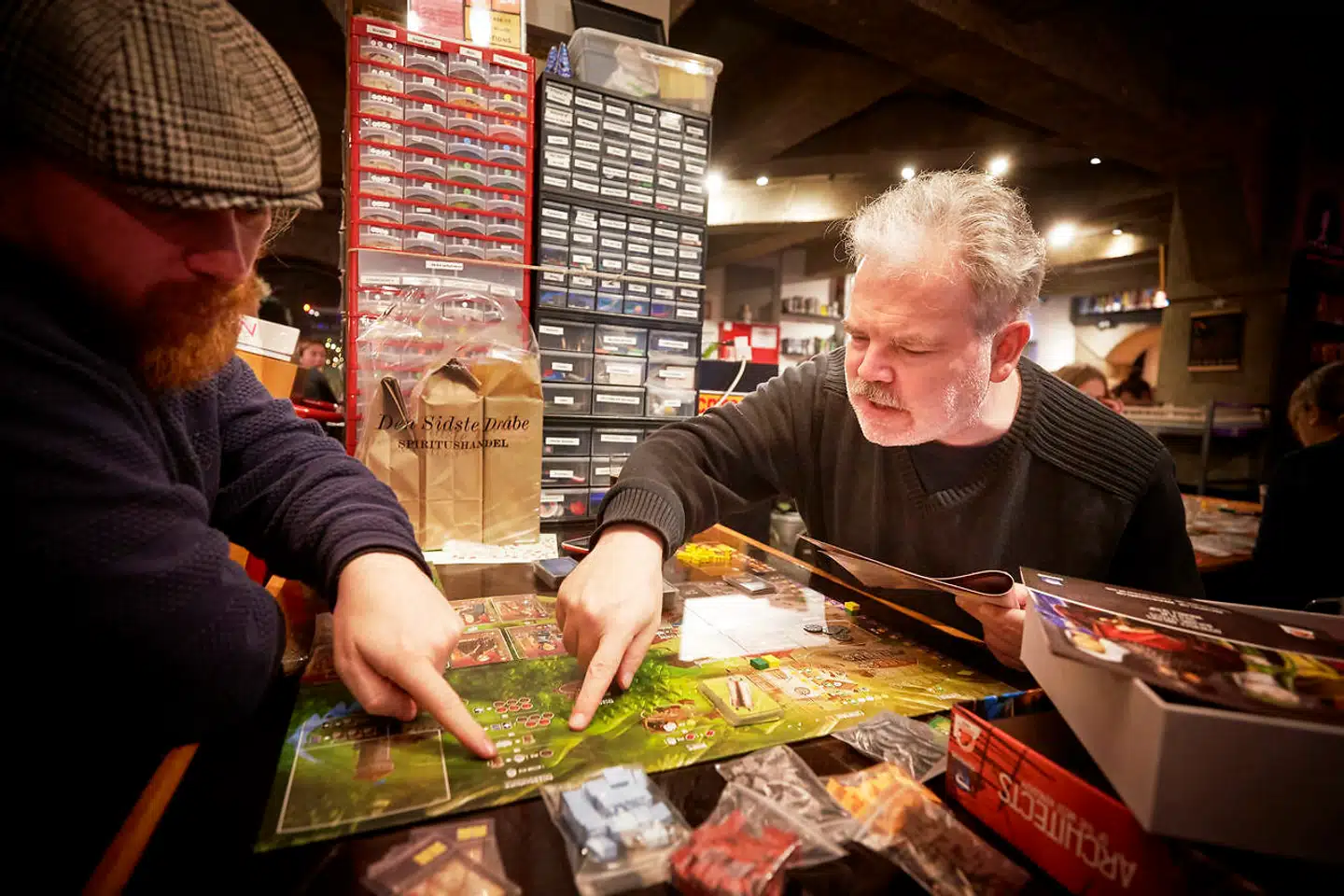 Henrik Salling og Ole Andersen er frivillige i brætspilscafeen, hvor folk kan komme hen og få hjælp til deres spil, hvis der er tvivl om reglerne. Generelt vil folk helst spille spil, hvor det er muligt at snakke imens, siger de.