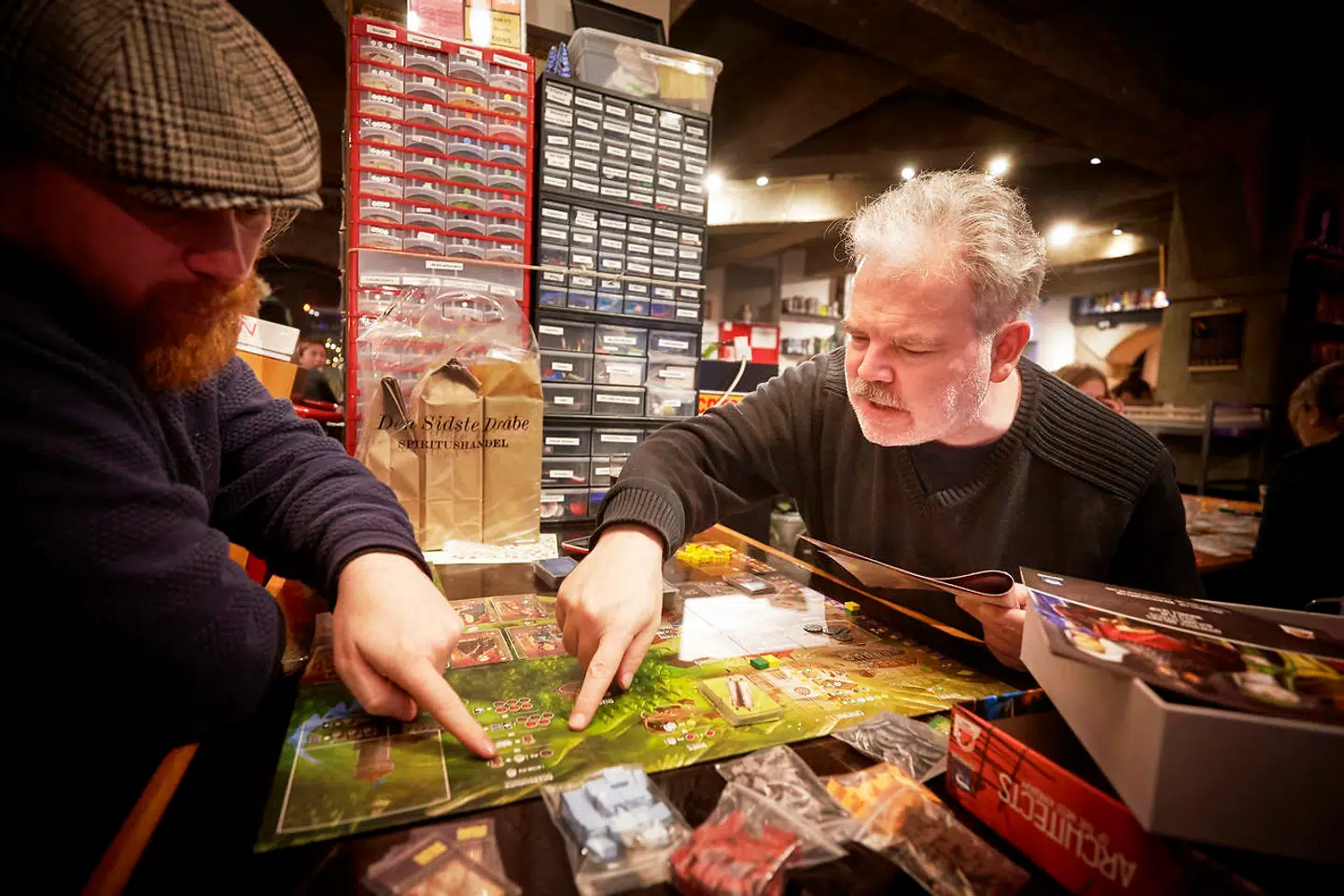 Henrik Salling og Ole Andersen er frivillige i brætspilscafeen, hvor folk kan komme hen og få hjælp til deres spil, hvis der er tvivl om reglerne. Generelt vil folk helst spille spil, hvor det er muligt at snakke imens, siger de.