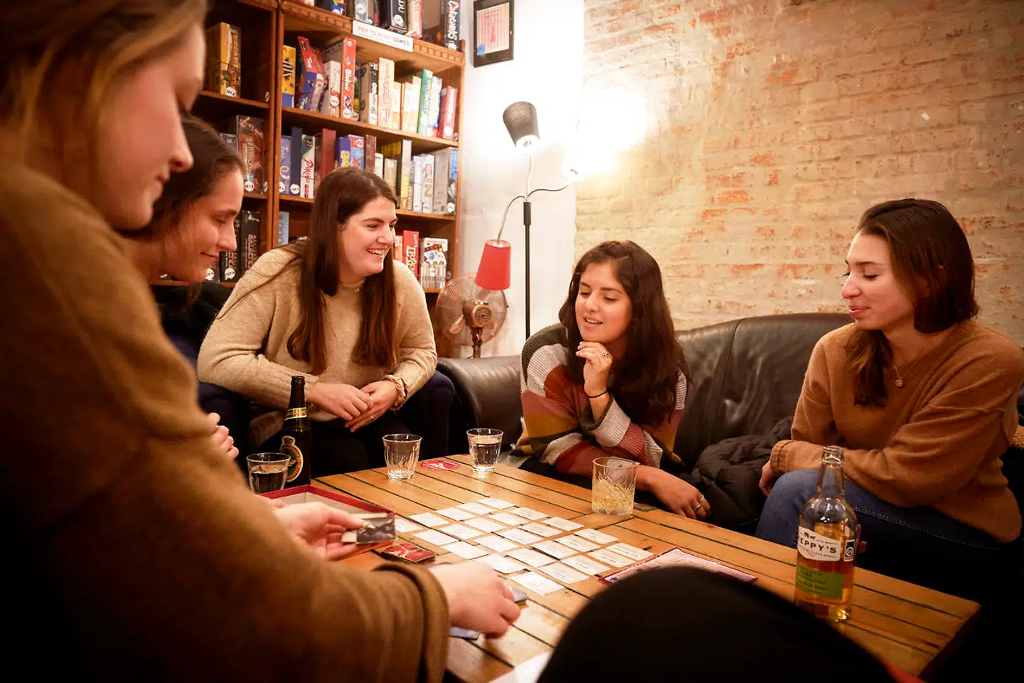 Amerikanske piger har fundet et spil frem i Huset i Magstræde.