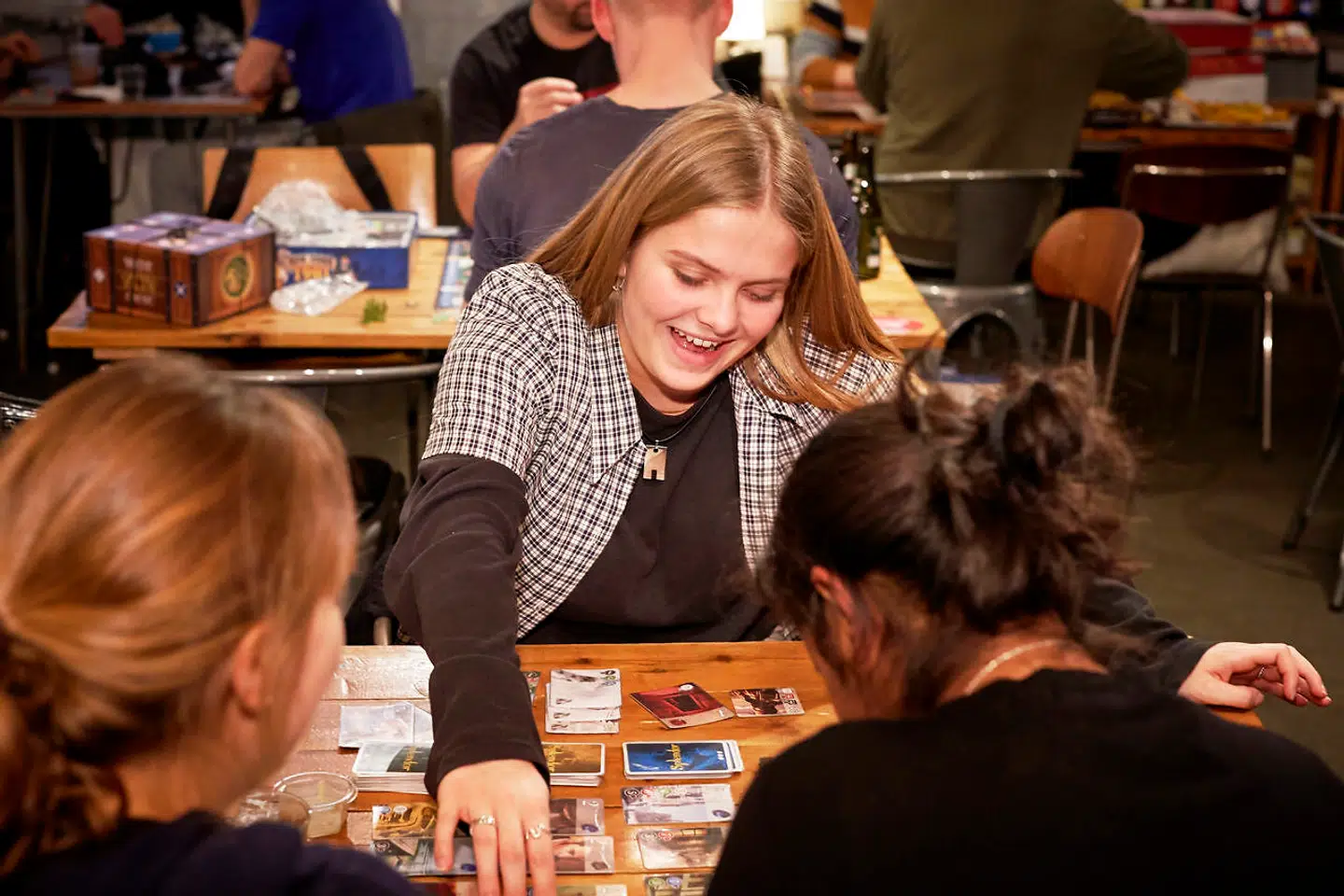 Nanna Fibiger spiller med veninderne. Ifølge en hjerneforsker er vores hjerner faktisk designet til det analoge liv.