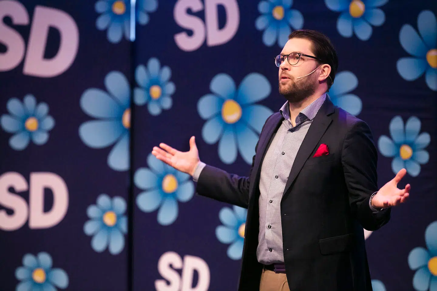 Jimmie Åkesson, lederen af Sverigesdemokraterna, er stadig ham ingen vil lege med i Sverige. Det risikerer at kaste Sverige ud i nyvalg.