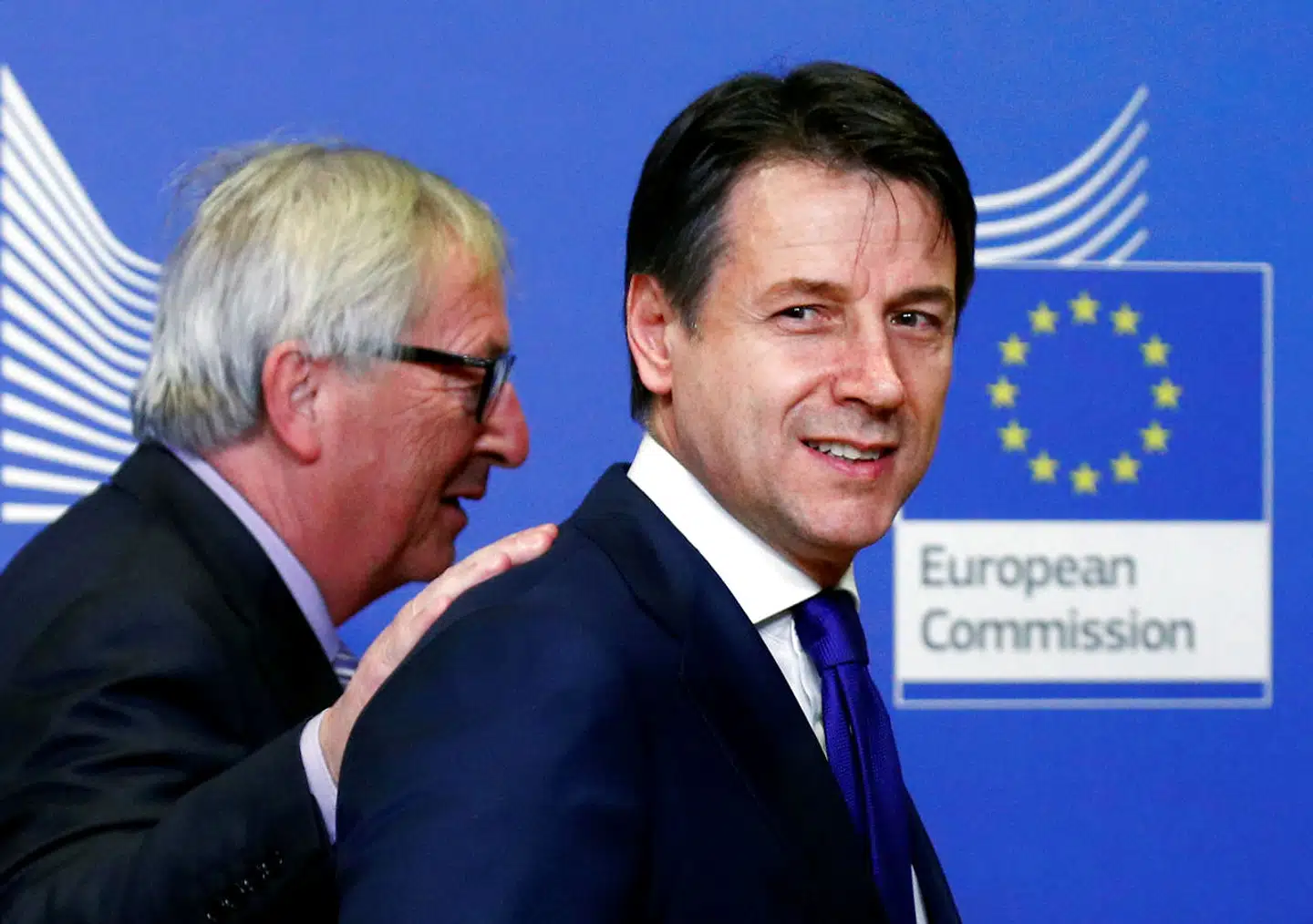 Der var forsonende toner mellem kommissionsformand Jean-Claude Juncker og Italiens premierminister Giuseppe Conte onsdag. Men Italien risikerer stadig at blive udsat for sanktioner, da landets underskud er for stort.