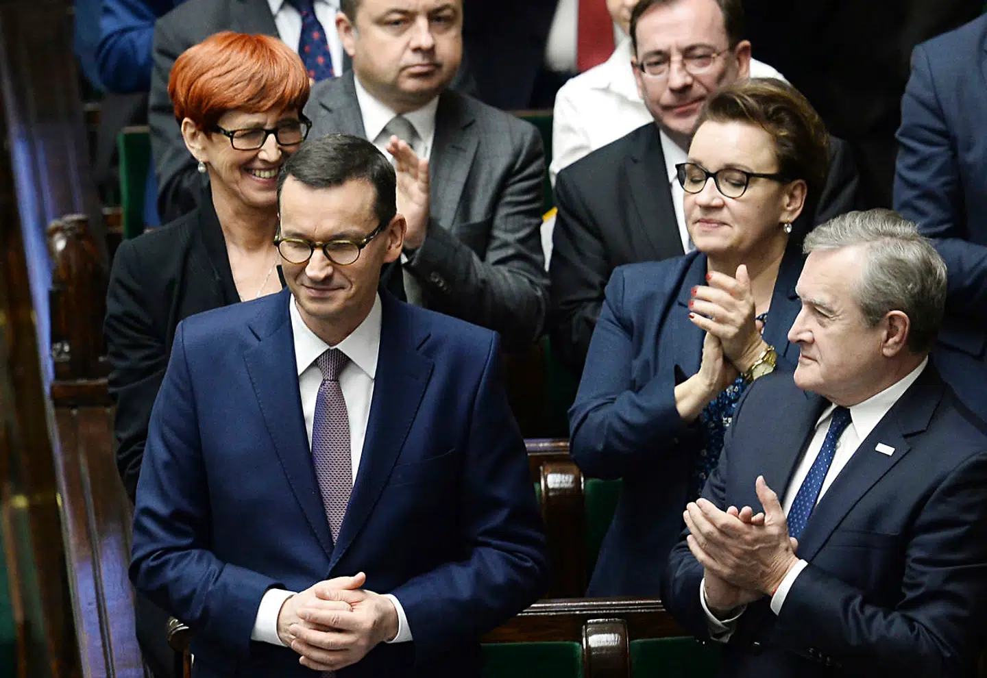 Onsdag vandt Polens premierminister Mateusz Morawiecki (nr 2 fra venstre) en tillidsafstemning i det polske afstemning. Nu venter et »supervalgår« med Europa-Parlamentsvalg, parlamentsvalg i 2019 og præsidentvalg i 2020.