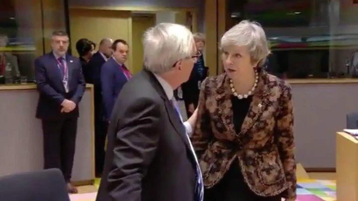 En tydelig vred Theresa May går i kødet på formanden for EU-Kommissionen, Jean-Claude Juncker. Foto: Affotograferet fra video offentliggjort af Reuters.