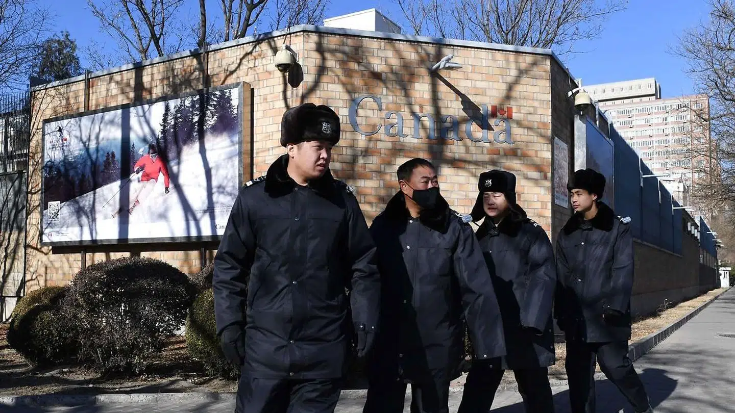 Kinesisk politi patruljerer uden for den canadiske ambassade i Beijing, 13. december 2018. Sikkerheden uden for ambassaden er optrappet efter anholdelsen af Huaweis finansdirektør, Meng Wanzhou, i Vancouver.