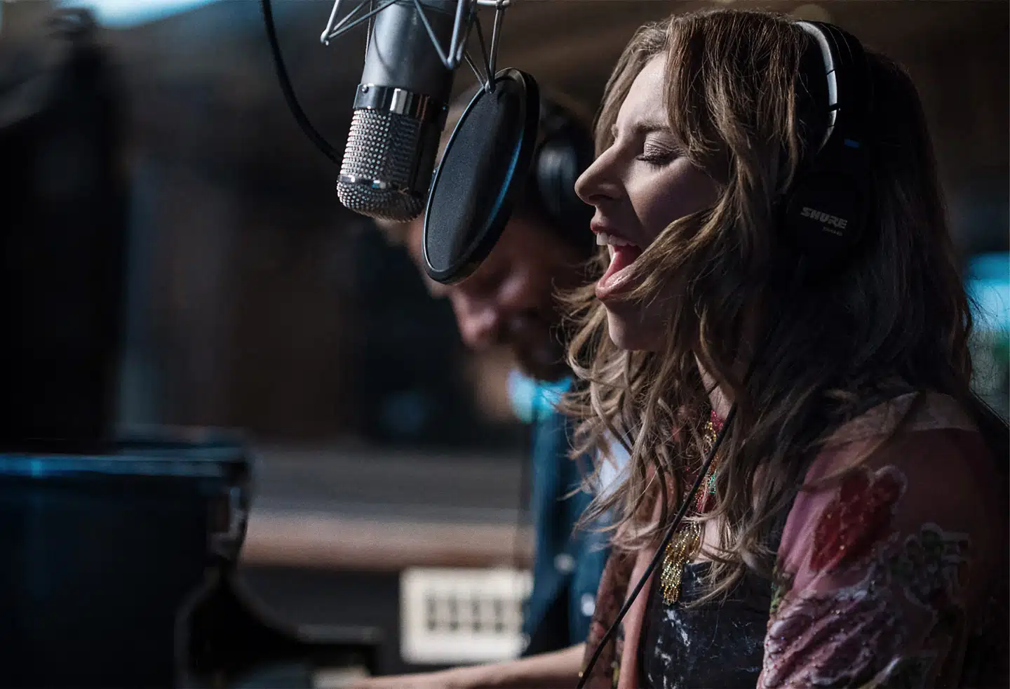 En scene fra filmen 'A Star Is Born', hvor Lady Gaga spiller over for Bradley Cooper, der også har instrueret.