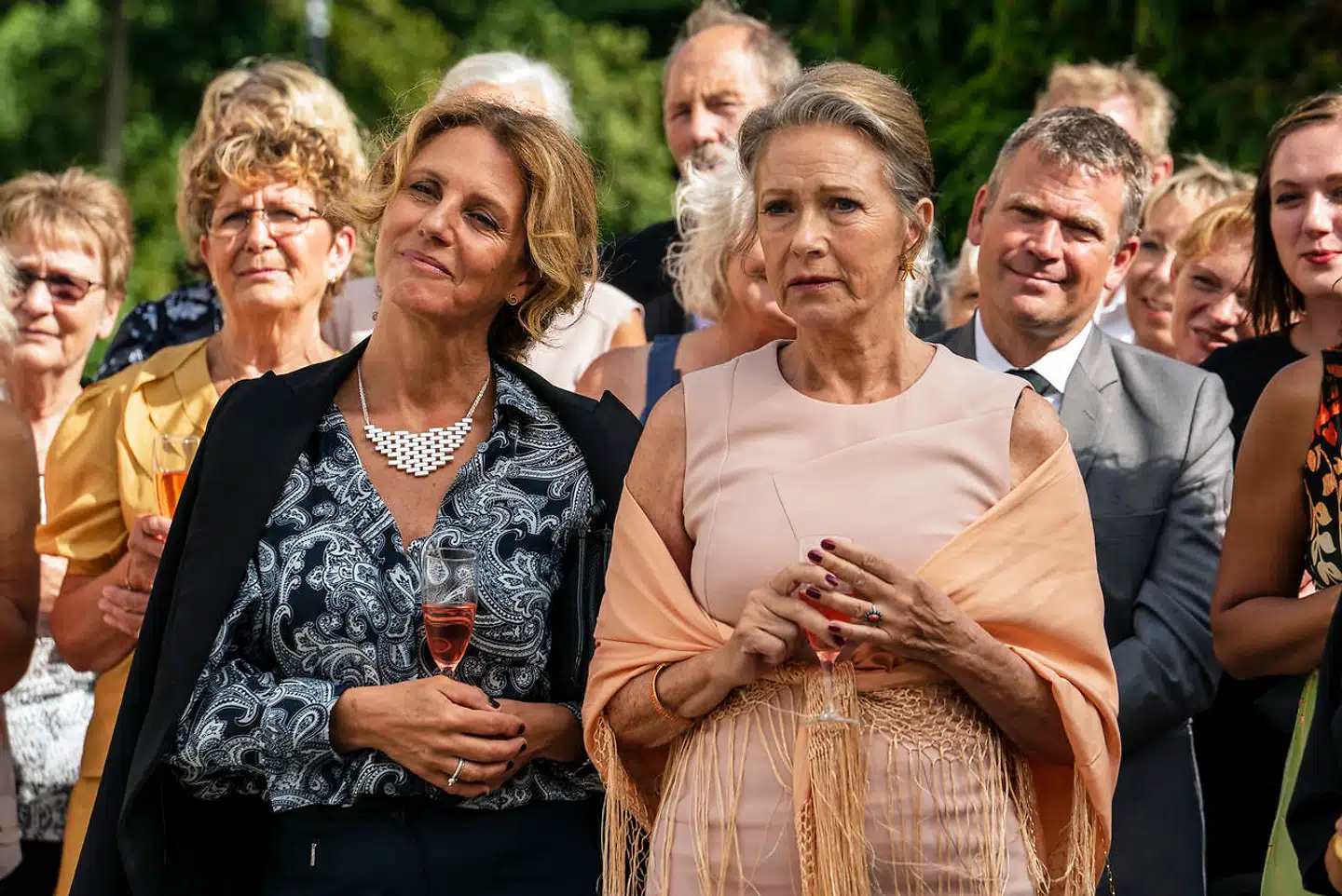 Langt de fleste film handler enten om ungdomslivet eller om de kriser, man roder rundt med i begyndelsen af livet. Men ikke »Happy Ending«, der fortæller om et ægtepar, der går fra hinanden efter mange års ægteskab.