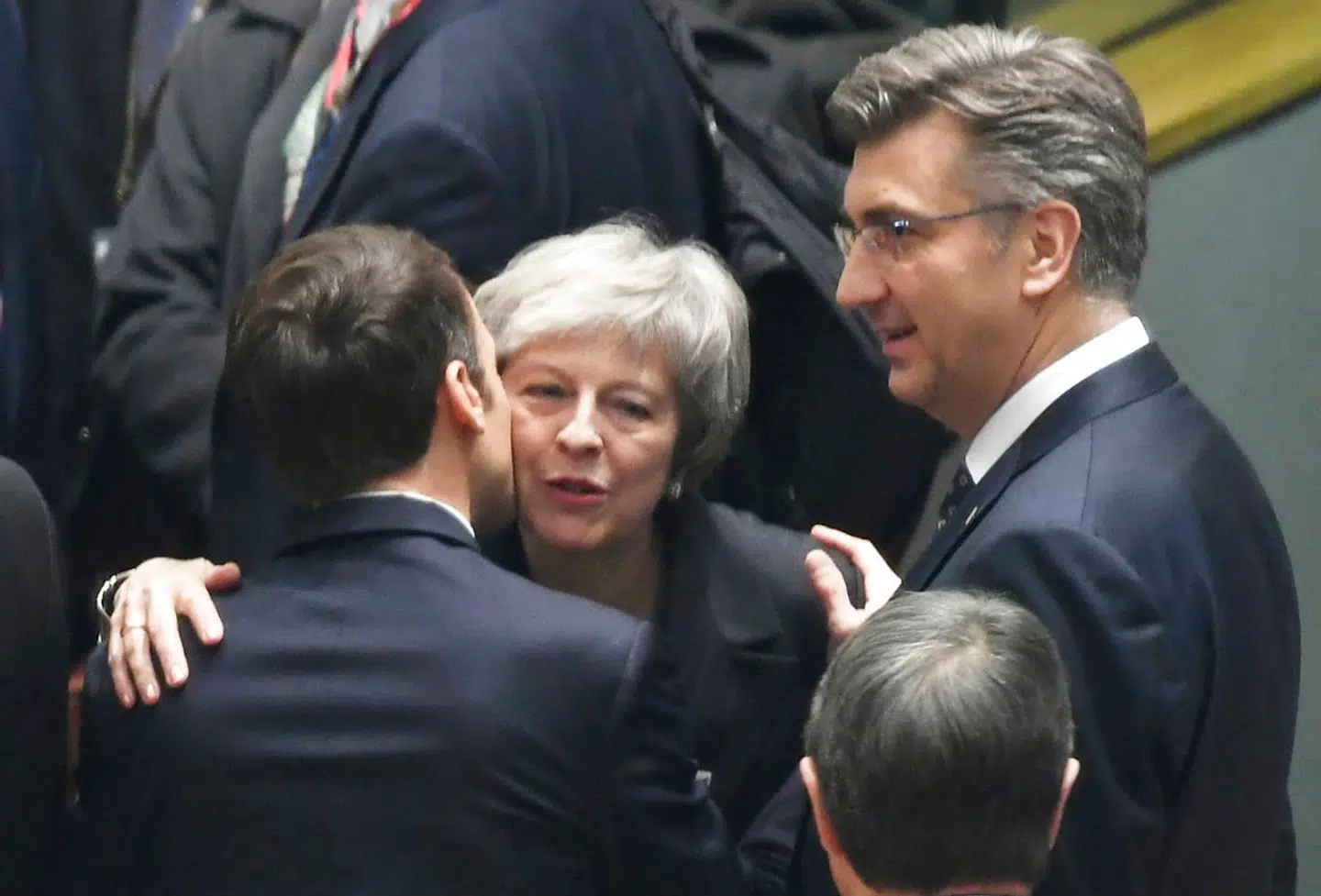 Frankrigs præsident, Emmanuel Macron, og Kroatiens premierminister, Andrej Plenkovic (th.), krammer Theresa May efter feberredningen i London.