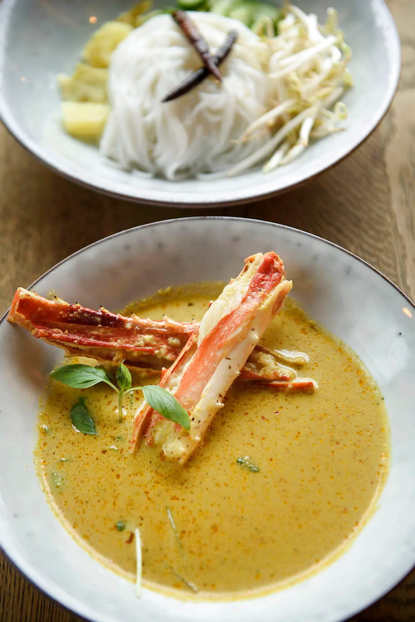 Kanom jin kang poo - gul karry med hvide nudler og kongekrabbe.