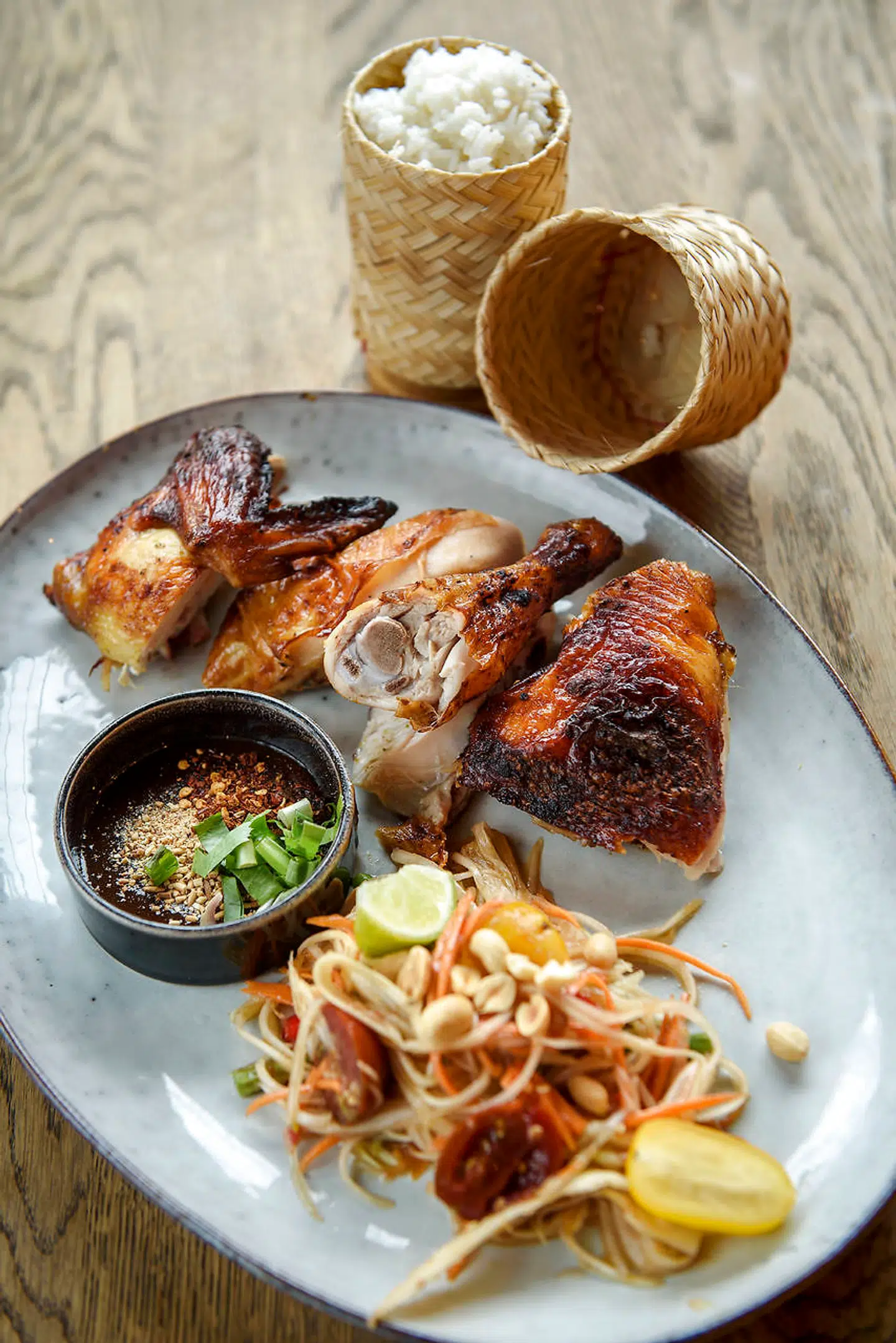 Somtam Kaiyang - Esaan - halv grillet kylling med papayasalat.