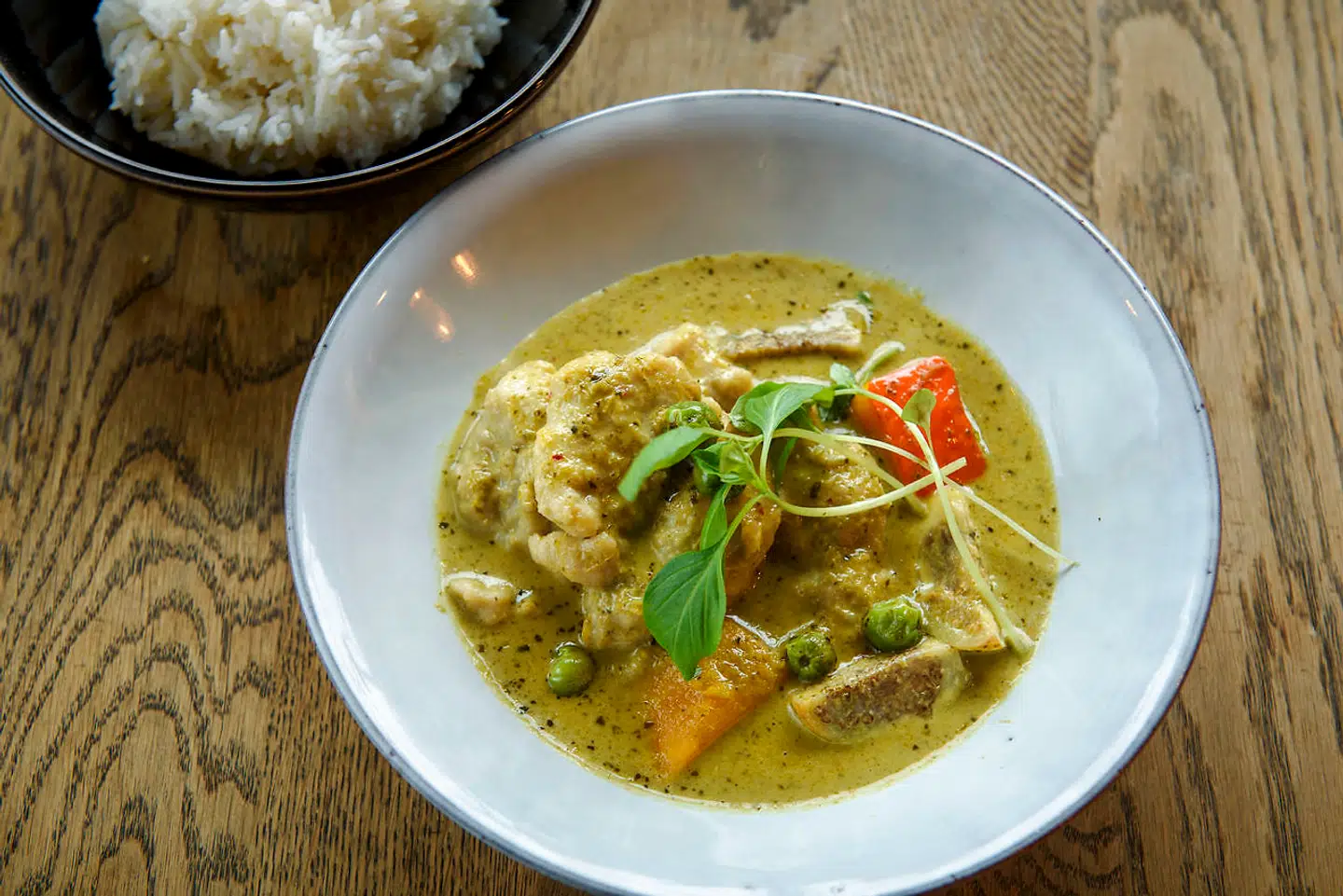 Gang kiew waan look chin plaa - grøn karry med fiskeboller og basilikum.