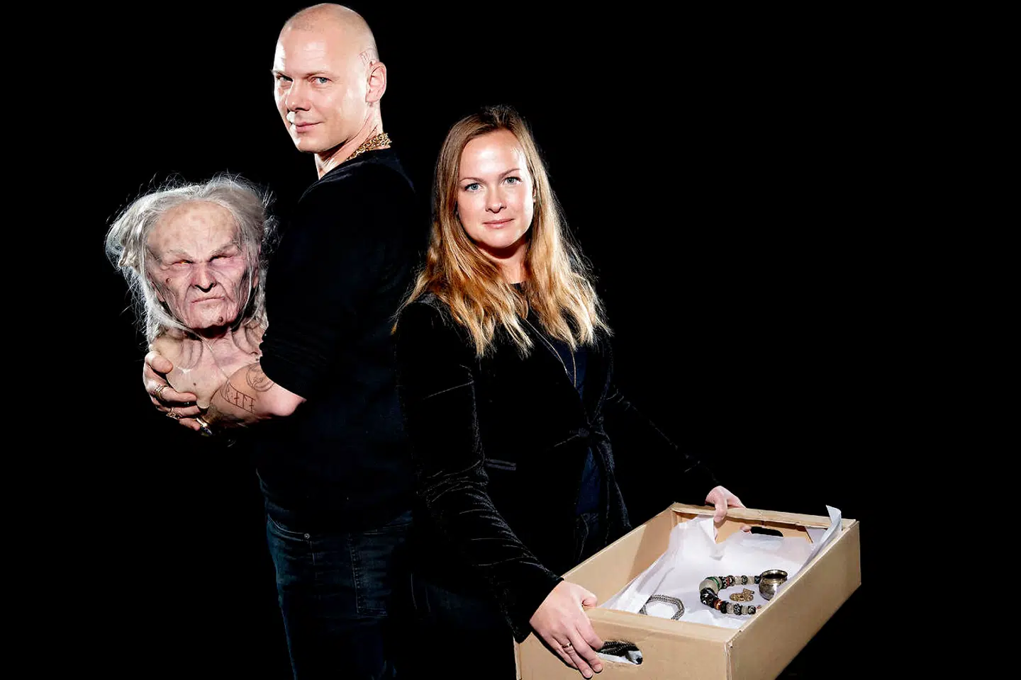 Jim Lyngvilds kunstneriske fortolkning af vikingetiden på Nationalmuseet har skabt en voldsom debat – tilsyneladende fordi udstillingens formål ikke er blevet forklaret godt nok. På billedet ses Jim Lyngvild og museumsinspektør Jeanette Varberg. Foto: Søren Bidstrup/Ritzau Scanpix.